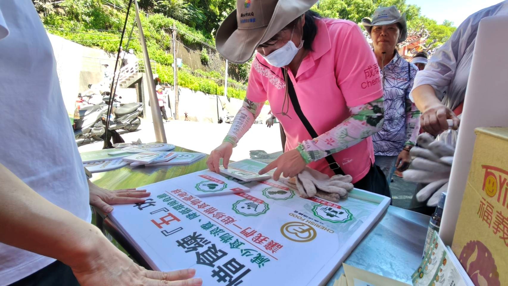 「小花終結者聯盟千人斬小花」活動辦理闖關遊戲，將惜食宣傳海報轉化為拼圖互動