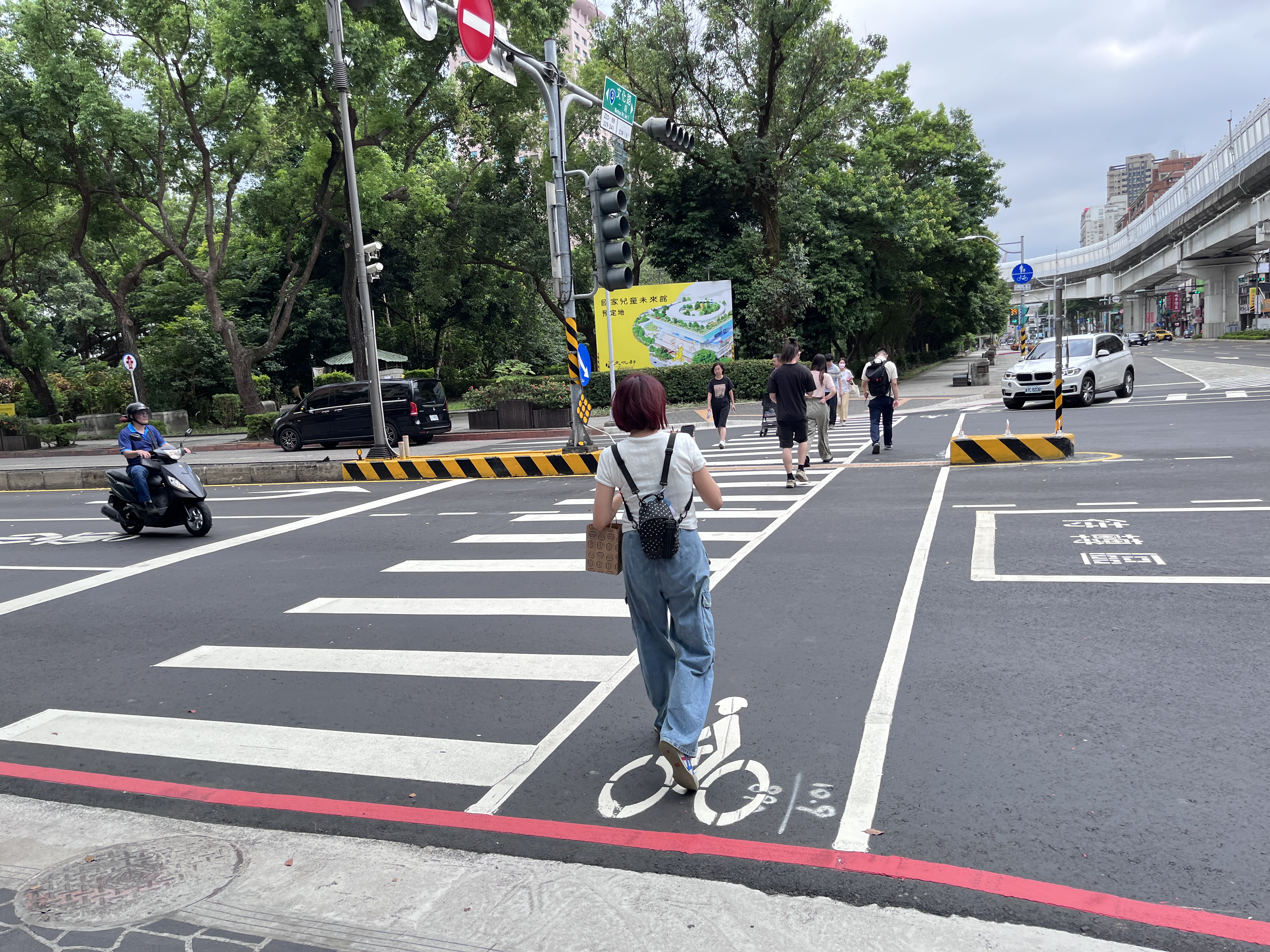 漢生東路人行道改善工程，設置庇護島，提高行人穿越道路的安全性。