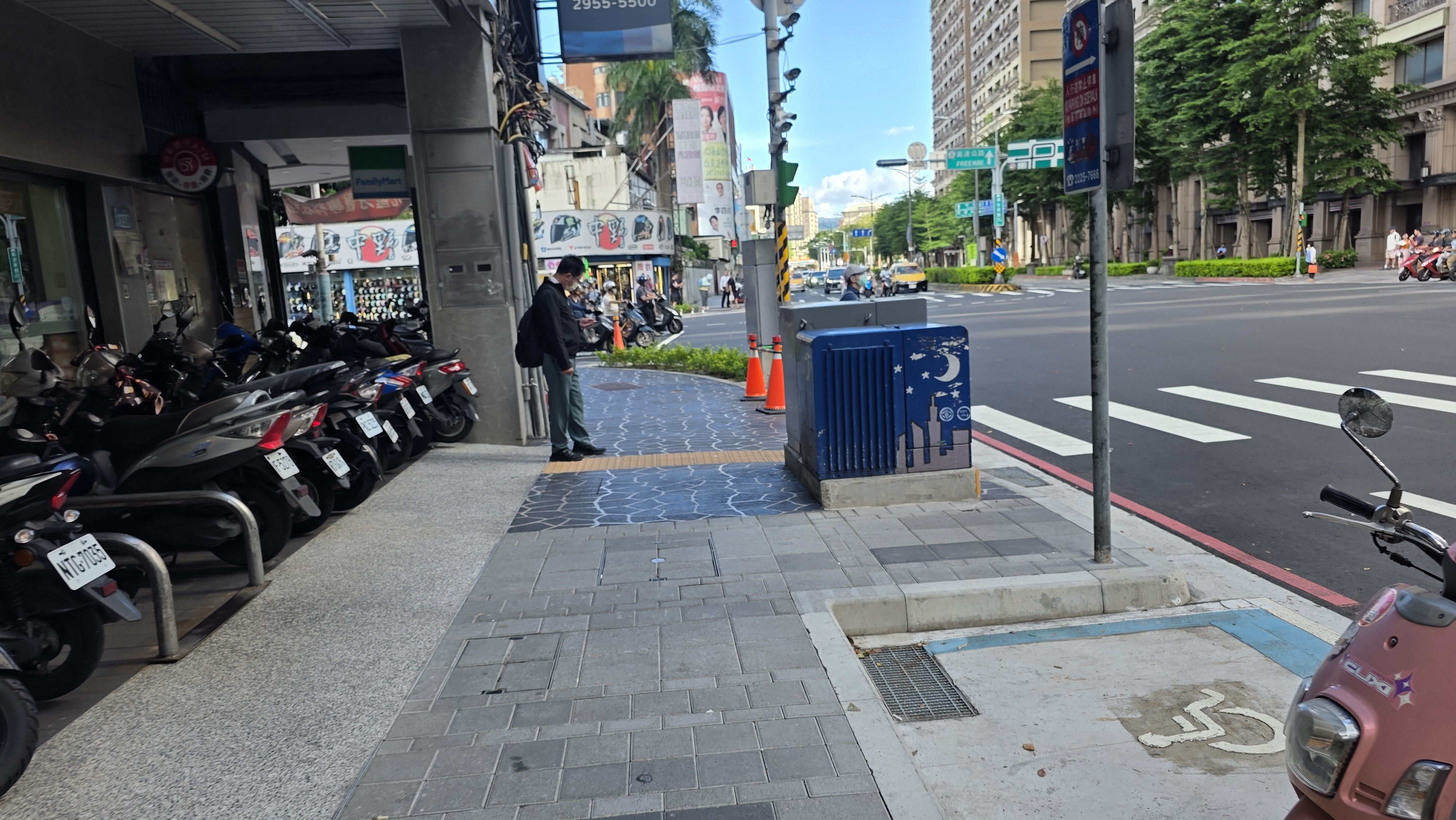漢生東路人行道改善長度約940公尺，整合號誌、路樹及電箱等設施，形成寬約1.7公尺、全線連續不中斷的無障礙通行空間。圖為改善後。