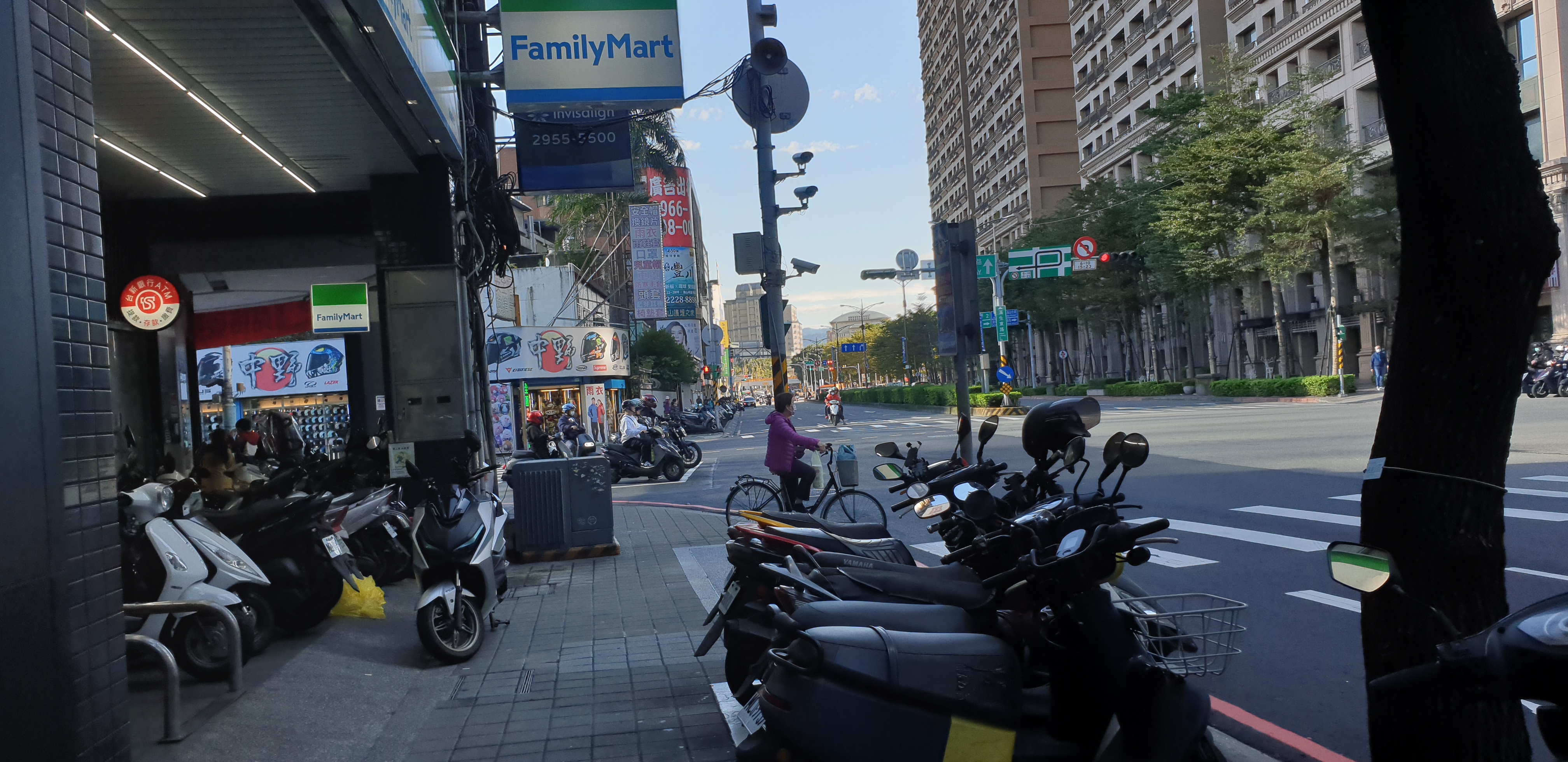 漢生東路人行道改善長度約940公尺，整合號誌、路樹及電箱等設施，形成寬約1.7公尺、全線連續不中斷的無障礙通行空間。圖為改善前。