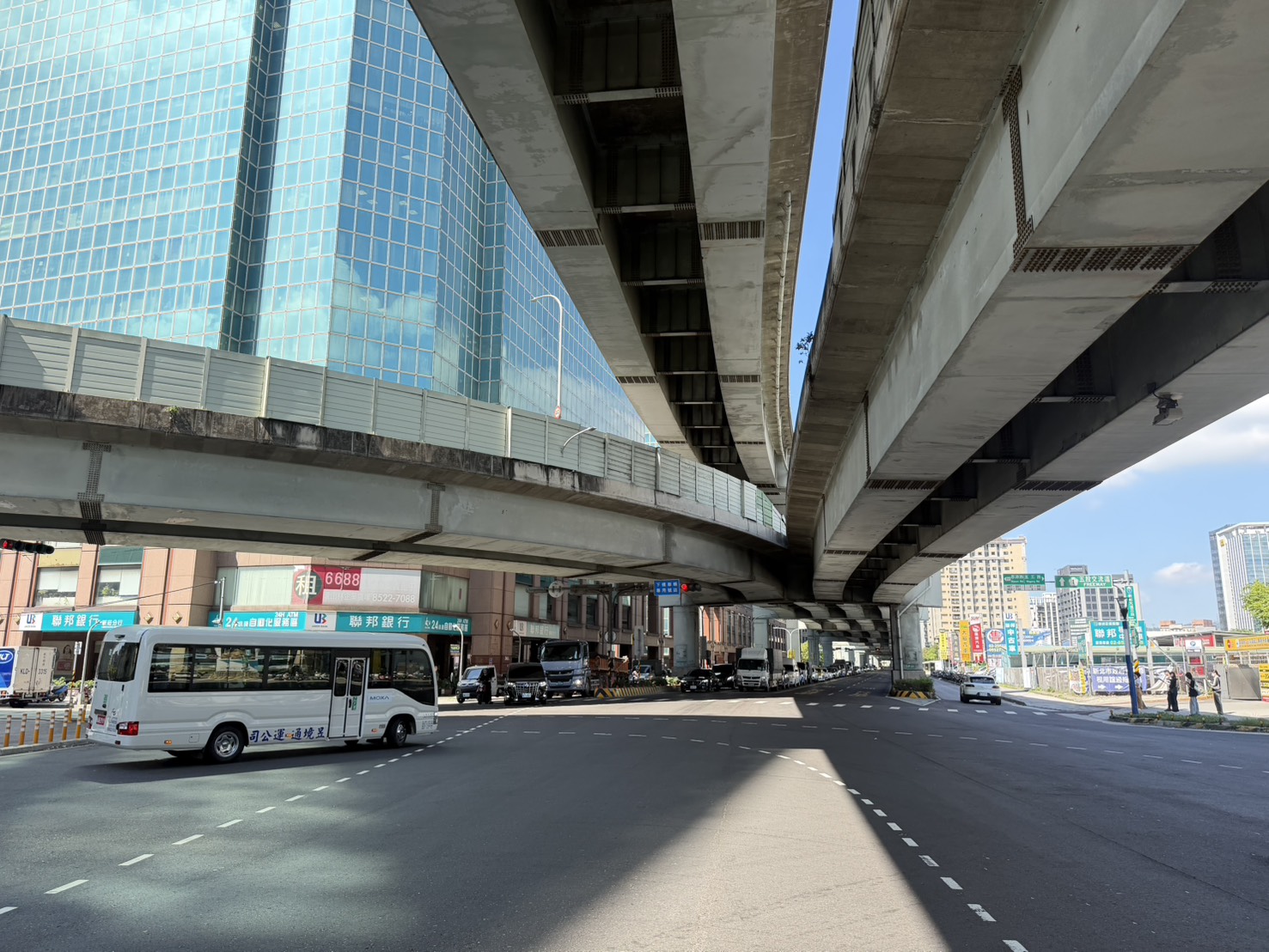 養工處辦理思源路跨越新北大道陸橋主梁吊裝作業，10月2日、3日夜間封閉新北大道二段及台1線下思源路匝道出口，籲請用路人提前改道。