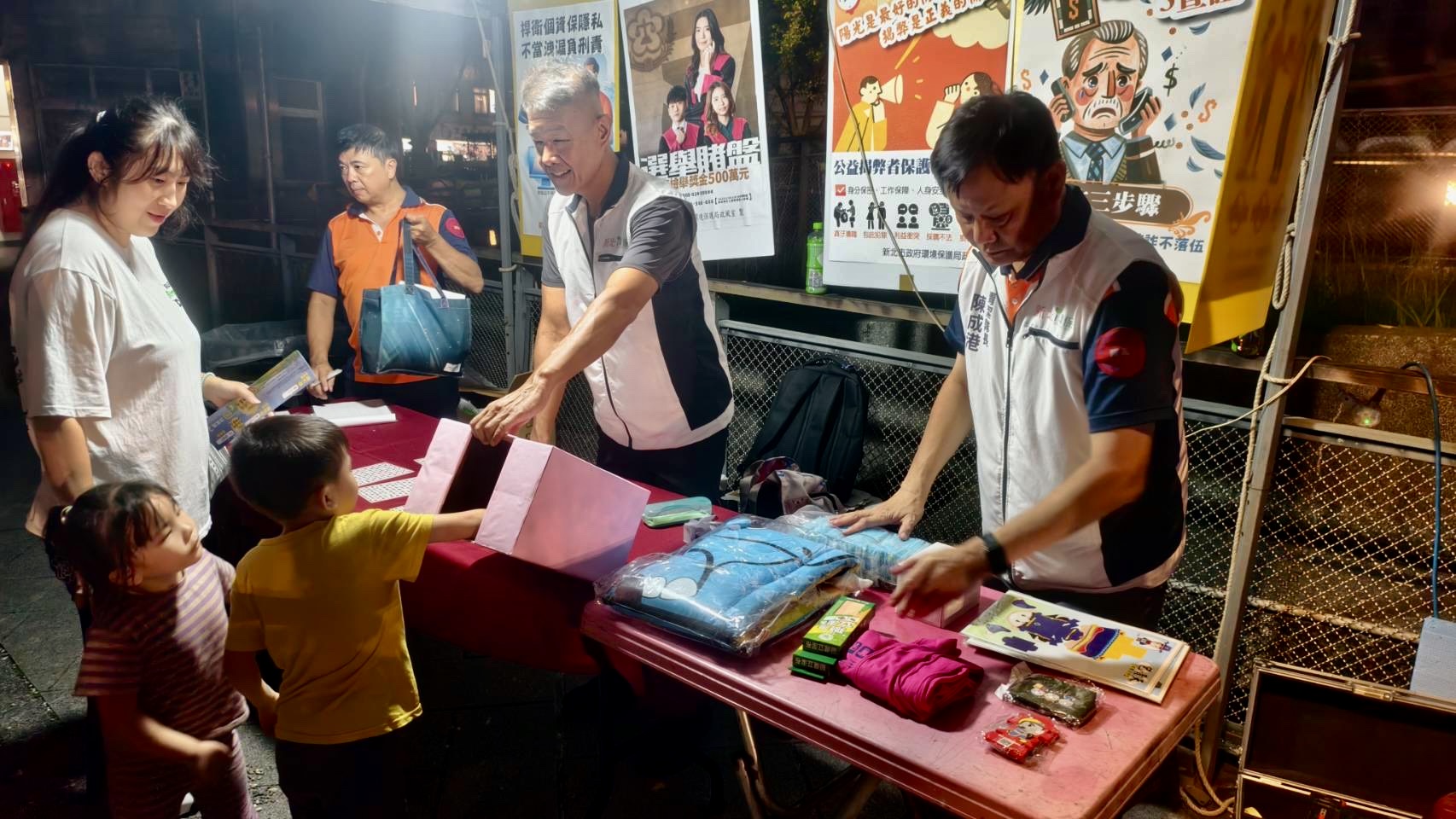 民眾掃描QR Code挑戰線上廉政問卷，並熱情參與有獎徵答，成功將環境教育與誠信宣導融入日常生活