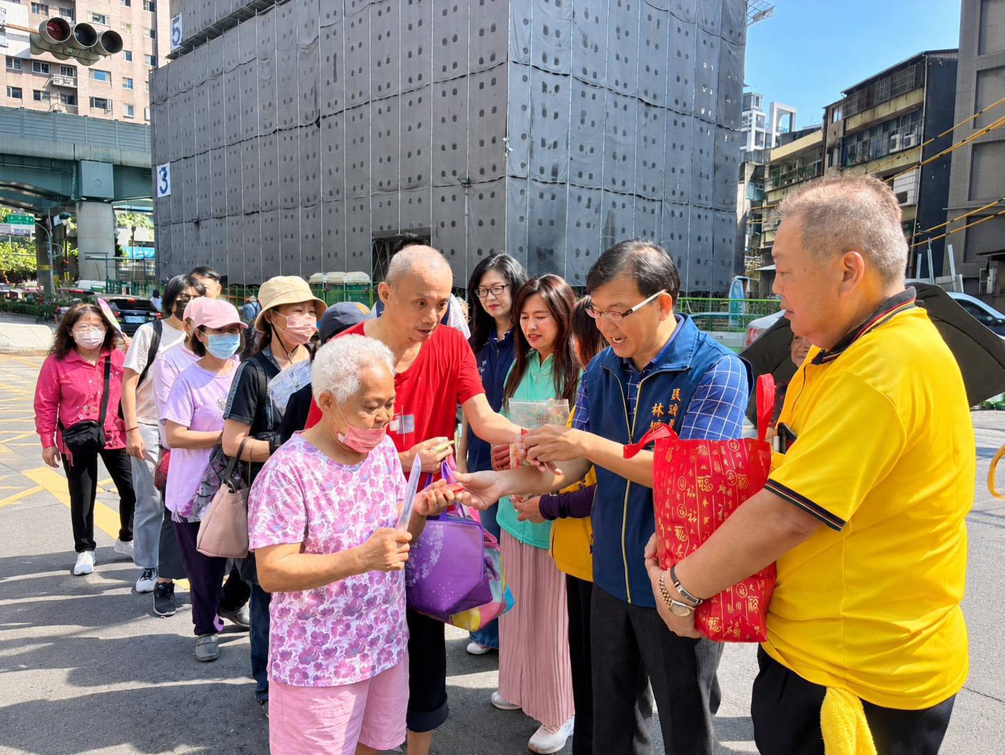 中和中興福德宮參拜祈福，熱鬧發放結緣品。
