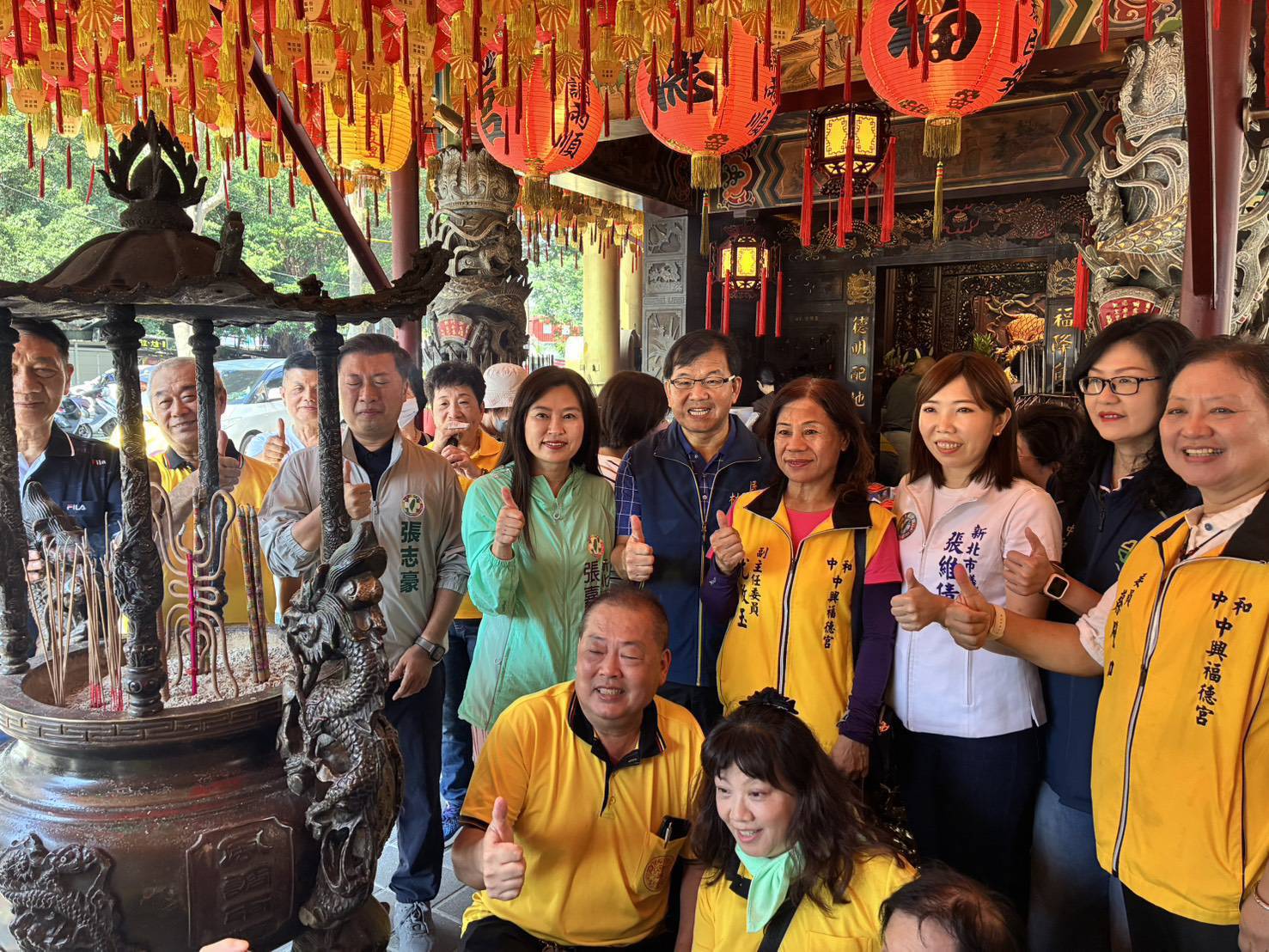 適逢中秋佳節土地公得道昇天的日子，民政局長林耀長特別代表市府前來祝壽。