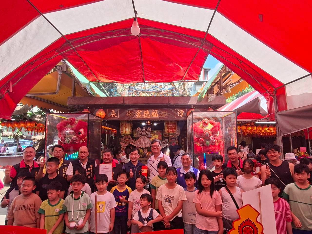 樹林潭底福德宮參拜祈福，廟方頒發獎助學金予在地學子。