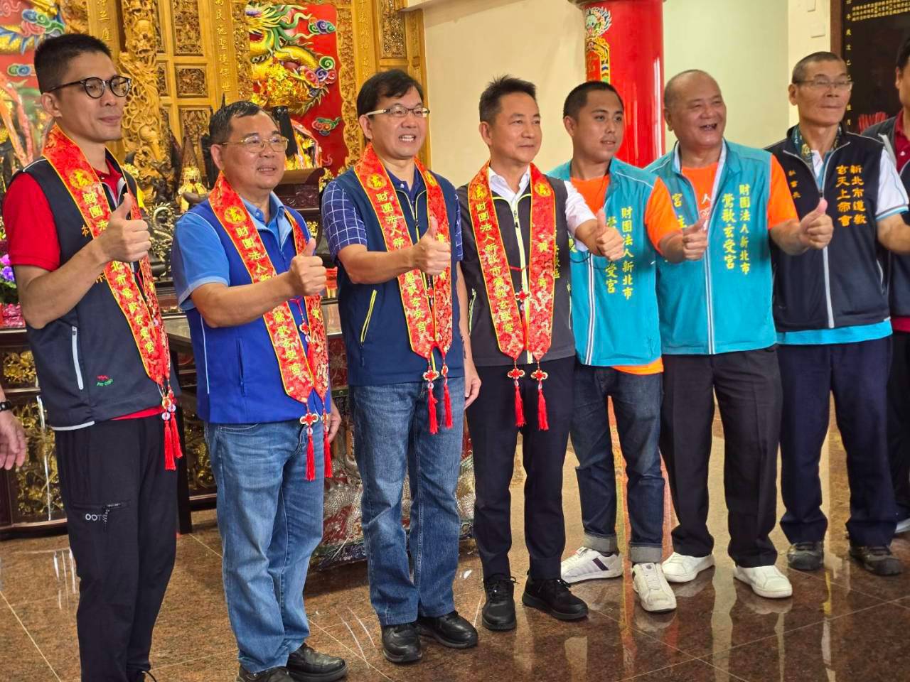 鶯歌玄受宮入火安座二載遶境大典，民政局林局長耀長參拜祈福。