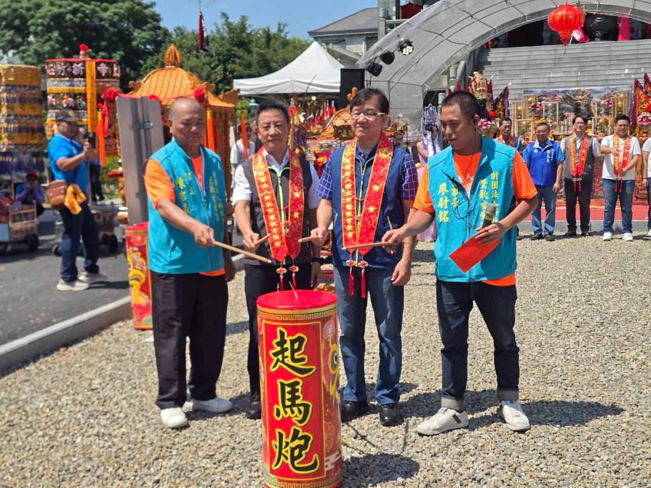 民政局長林耀長與董事長廖尉銘、宮主陳吉益一起點燃起馬炮，為遶境活動揭開序幕，並為地方祈願福康安泰。