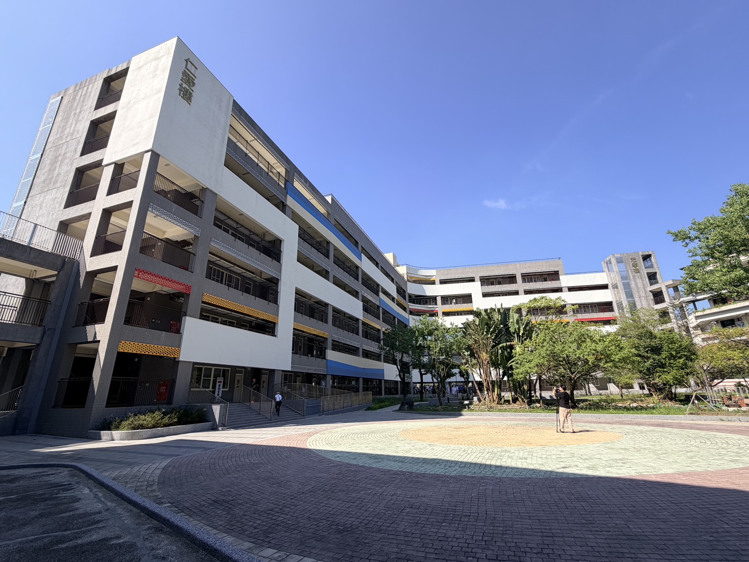 新北市政府投入7.3億餘元改建秀峰高中校舍，今（29）日正式啟用。