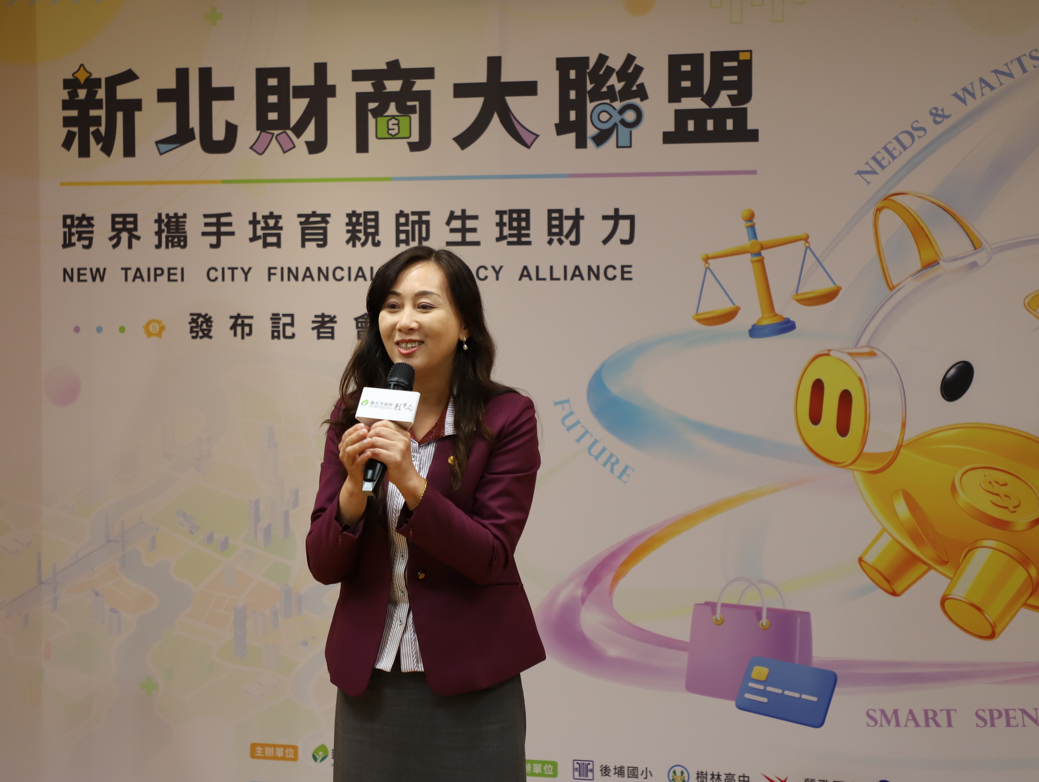 蔡秀玲主任分享理財防詐觀念，強化親師面對金融風險的判斷力。