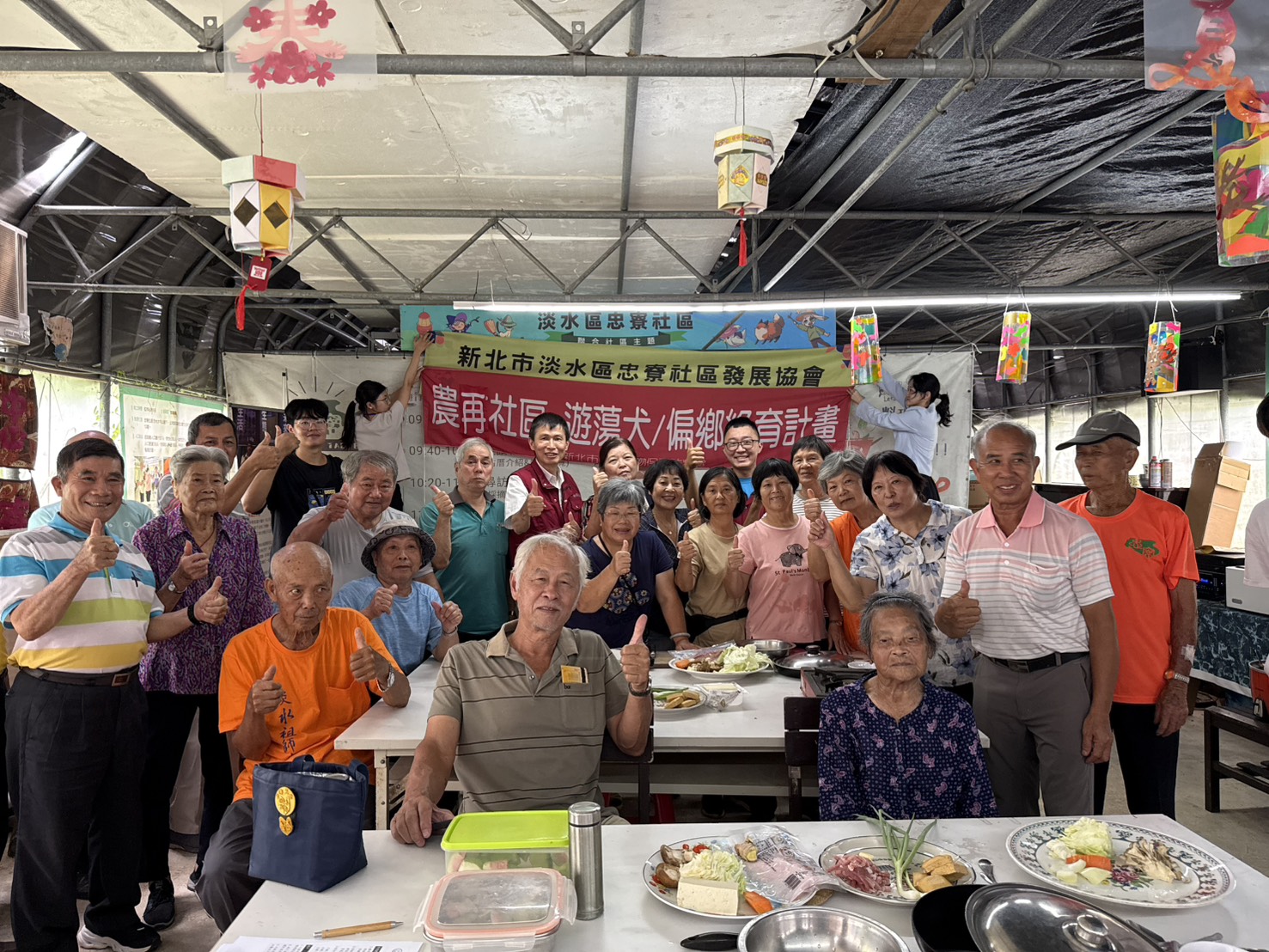 新北市動保處於淡水區忠寮社區發展協會，向居民宣導遊蕩犬管理及飼主責任。