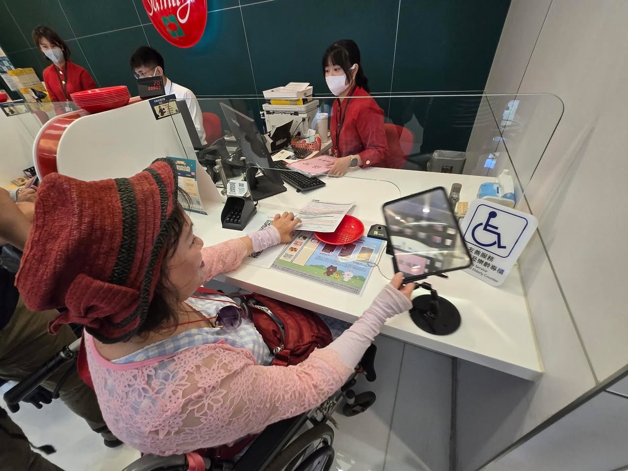 獲得佳作的台中商業銀行新店分行、中國信託商業銀行三峽分行，均設有無障礙服務櫃台，落實友善金融環境。