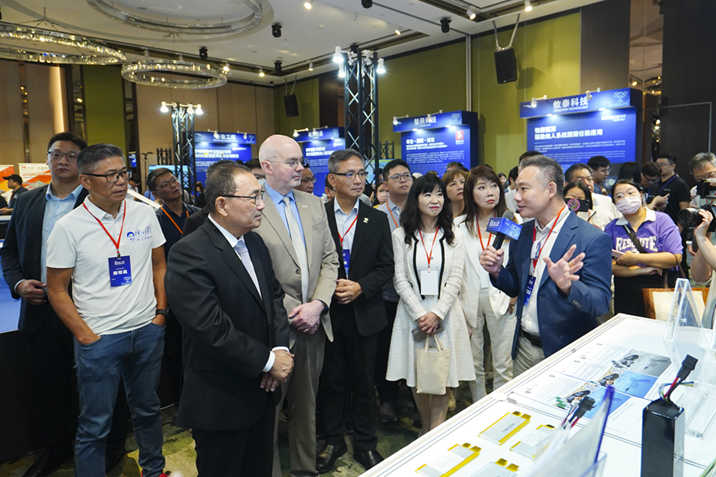 侯友宜市長與無人機展區業者交流，了解最新技術與應用。