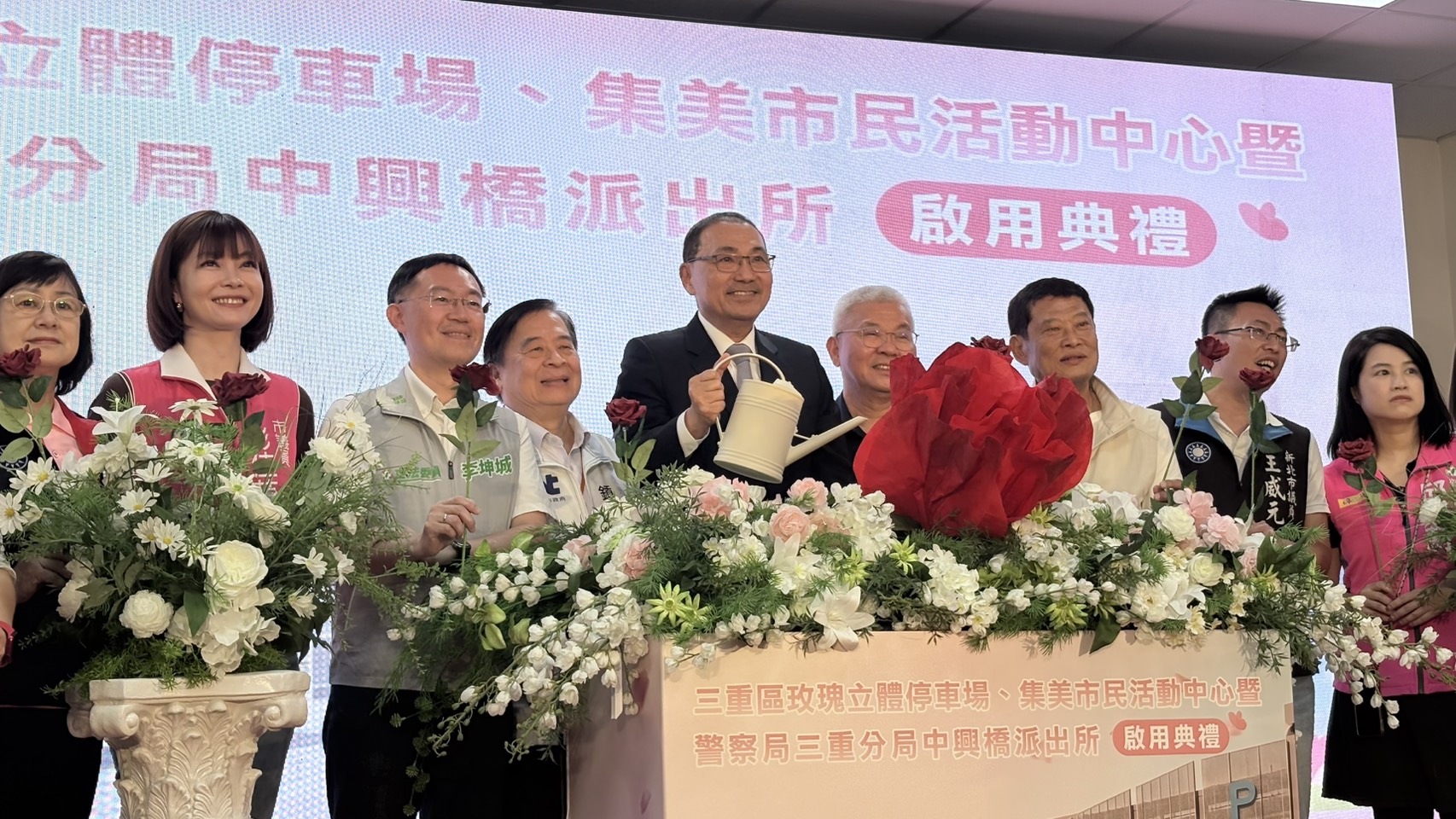市長侯友宜、交通局長鍾鳴時共同出席三重玫瑰立體停車場、市民活動中心暨中興橋派出所啟用典禮。