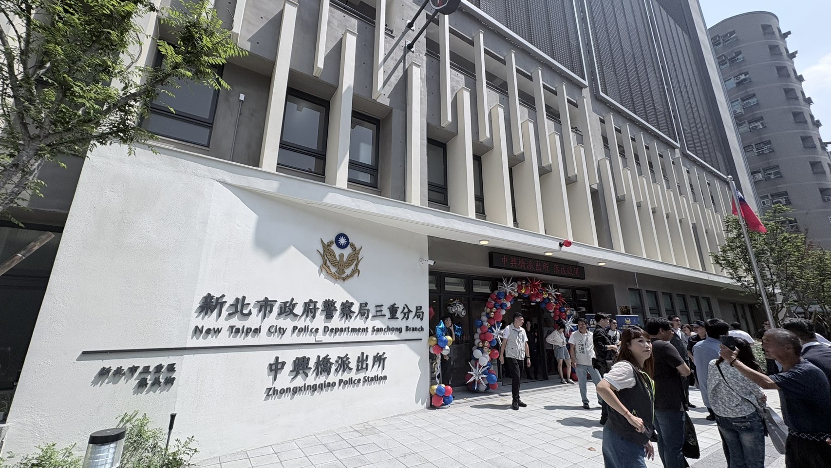 三重玫瑰立體停車場採多目標使用，整合市民活動中心及警察局三重分局中興橋派出所，兼顧停車、社區活動及治安需求。
