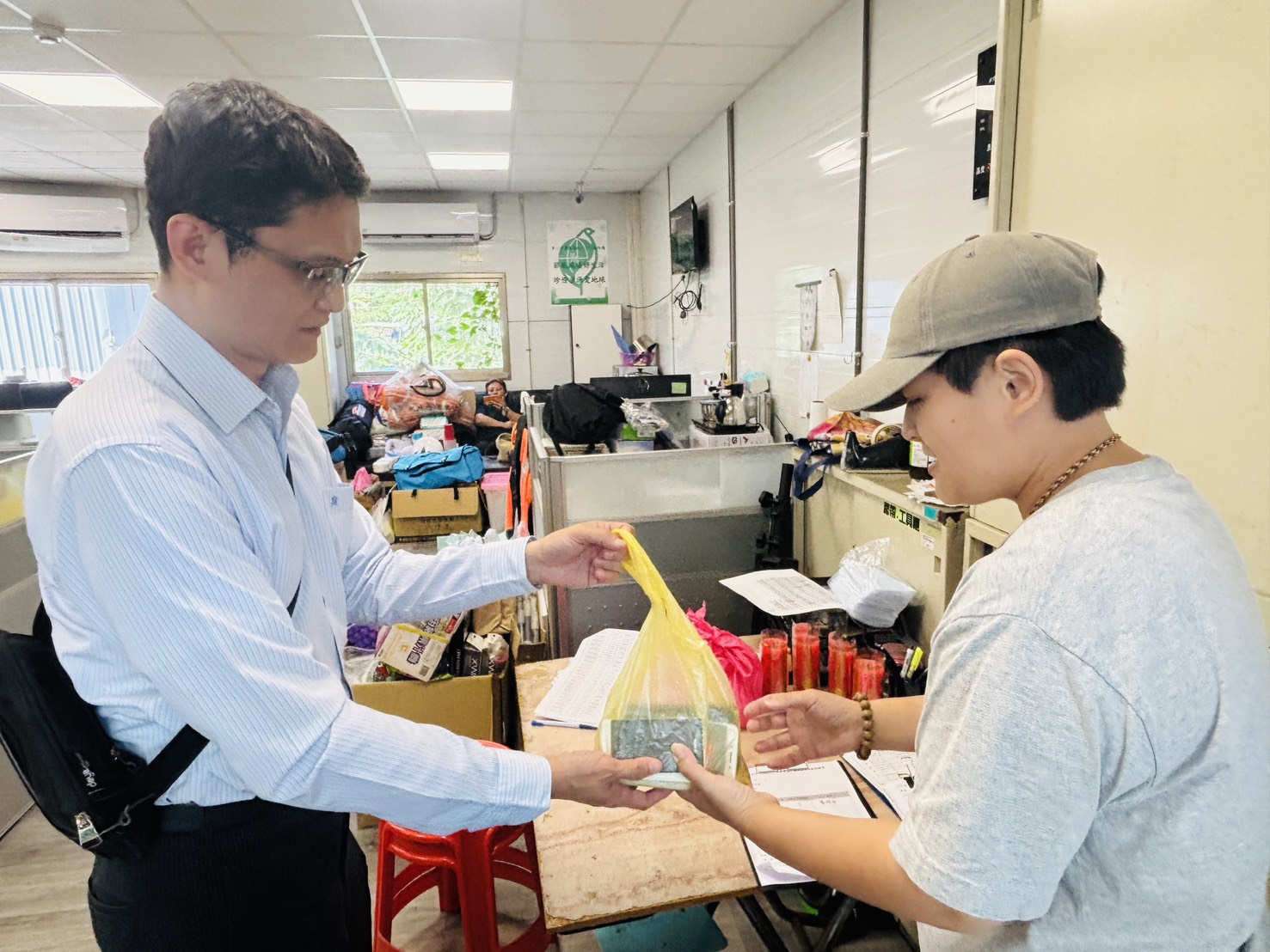 民眾於活動期間攜帶舊手機至全市 28 區清潔隊據點交付，並於活動網站完成登錄，即可獲得抽獎機會