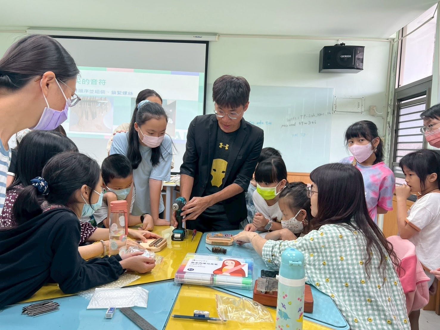 女力專場學子與家長仔細聆聽蔣師說明，展現專注探索、勇於實作的跨域學習力。