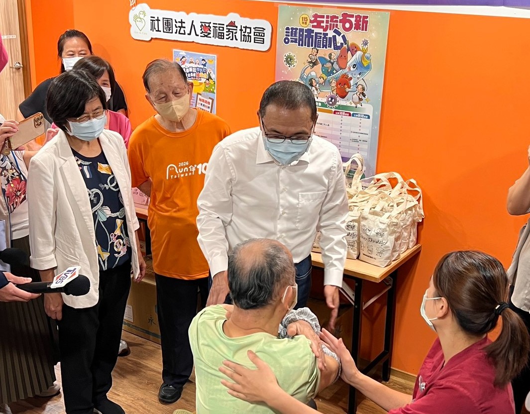侯友宜市長至新板愛活樂園日照中心關心長者疫苗接種。
