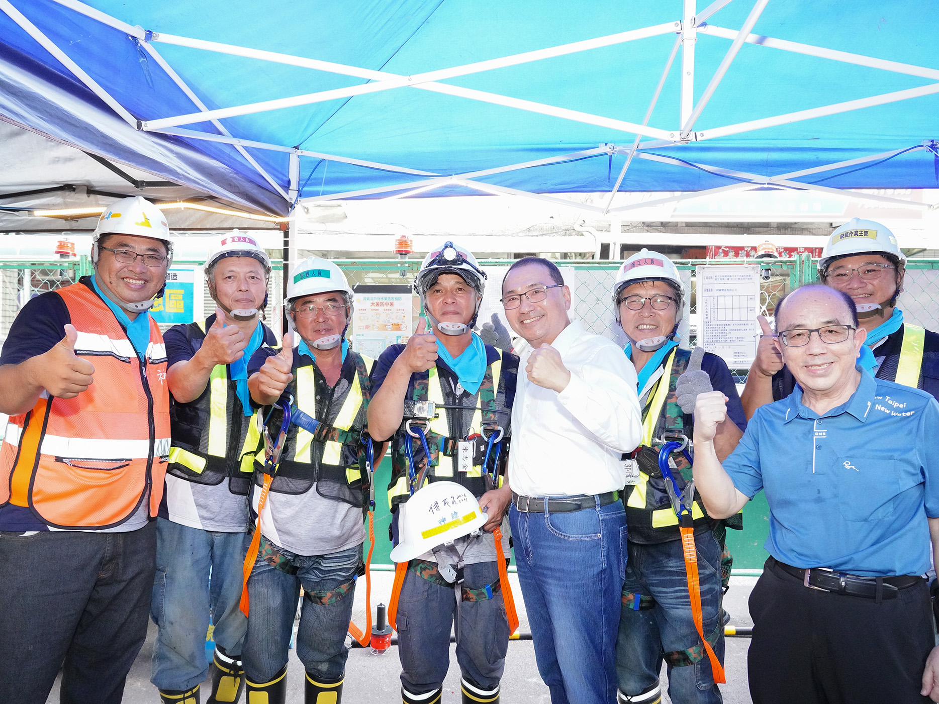 侯友宜市長與第一線污水施工團隊合影，感謝「地下忍者龜」克服萬難、拚出全國第一