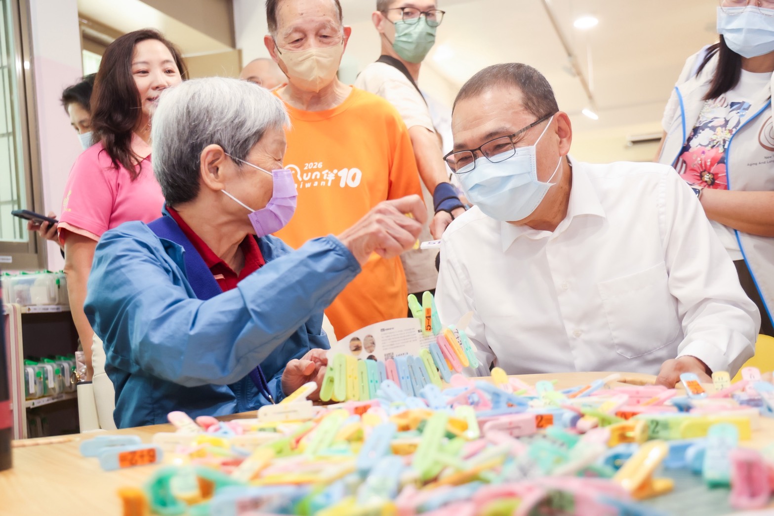 新北市公費流感疫苗及新冠疫苗自今（1）日起同步開打，新北市長侯友宜上午前往新板愛活樂園日照中心關心長者接種情形。