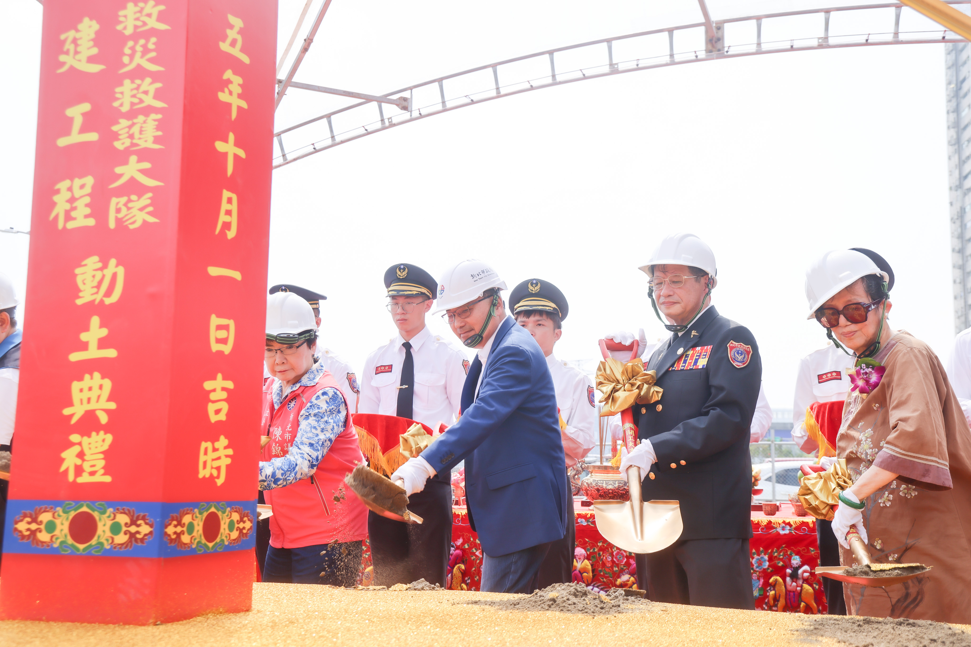 市府持續投入消防建設，上任以來已完成11處消防廳舍新建，另有7處興建中、1處預計今年底動工以及3處規劃中，提供第一線人員更完善的軟硬體設施，確保市民生命財產安全。