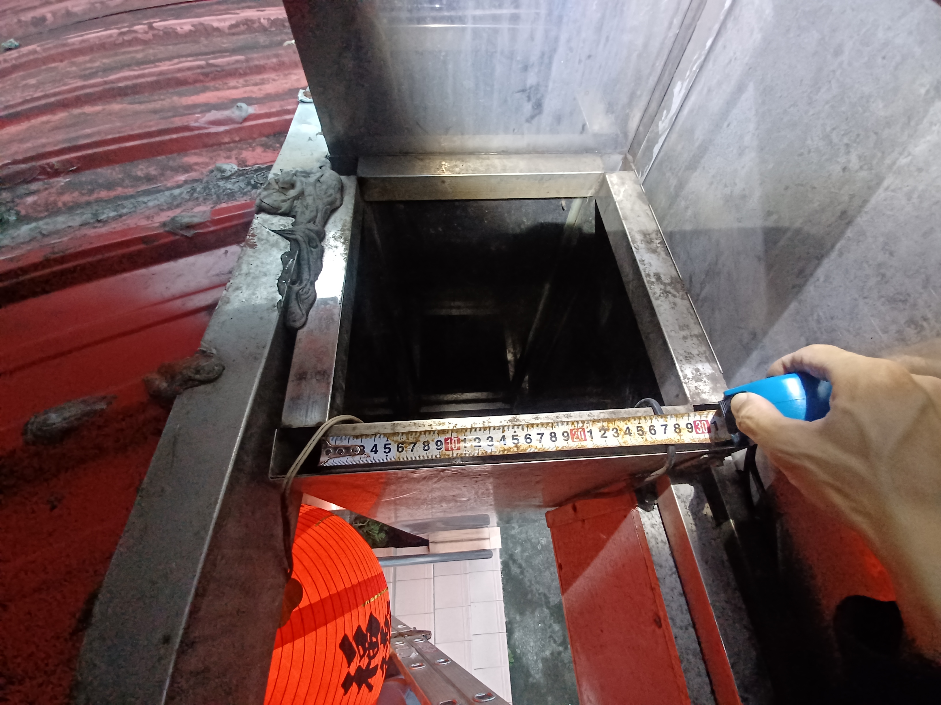  左側屋簷與廟柱上方開口同高，致幼貓從屋簷端掉落柱內而受困，開口為30X30公分。