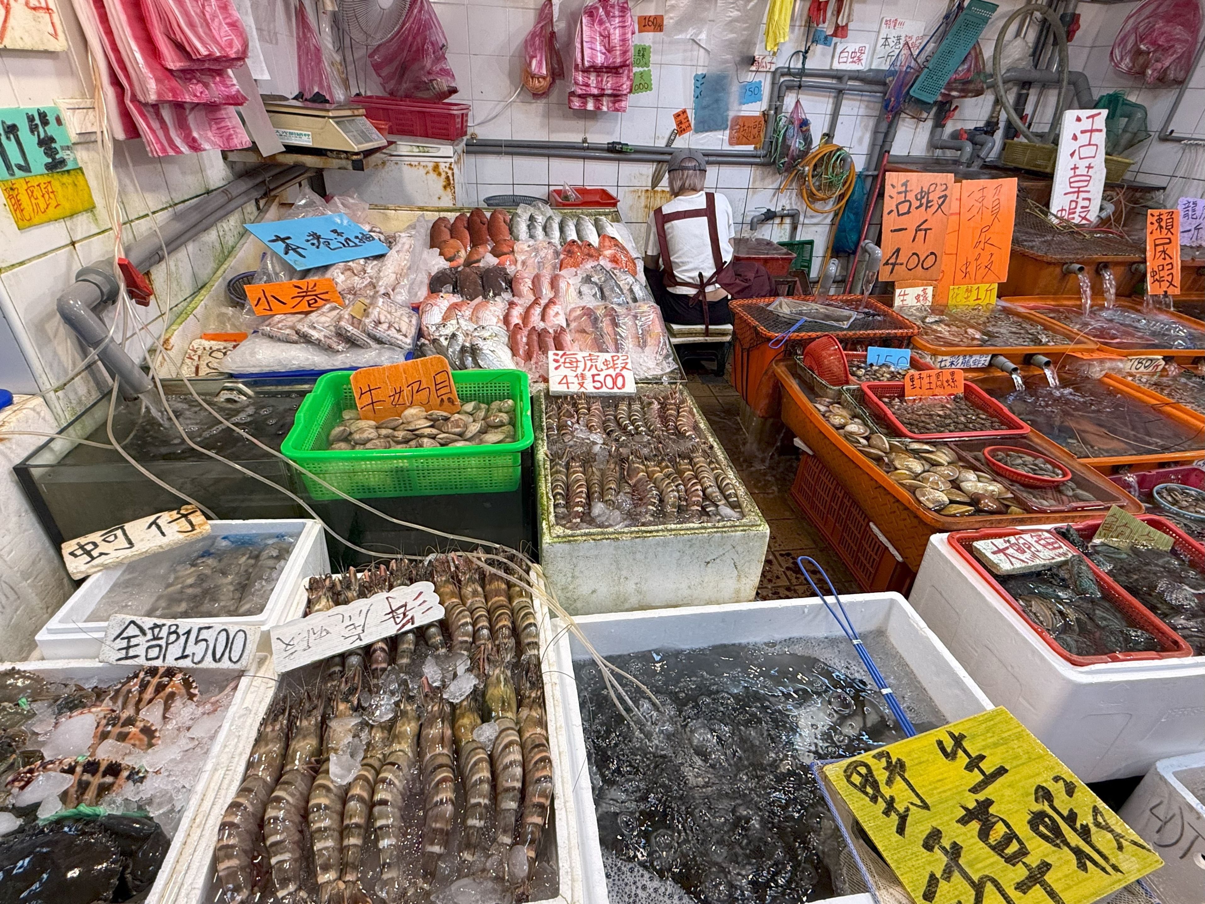 龜吼漁夫市集一樓販售各式活海鮮及生鮮魚蝦