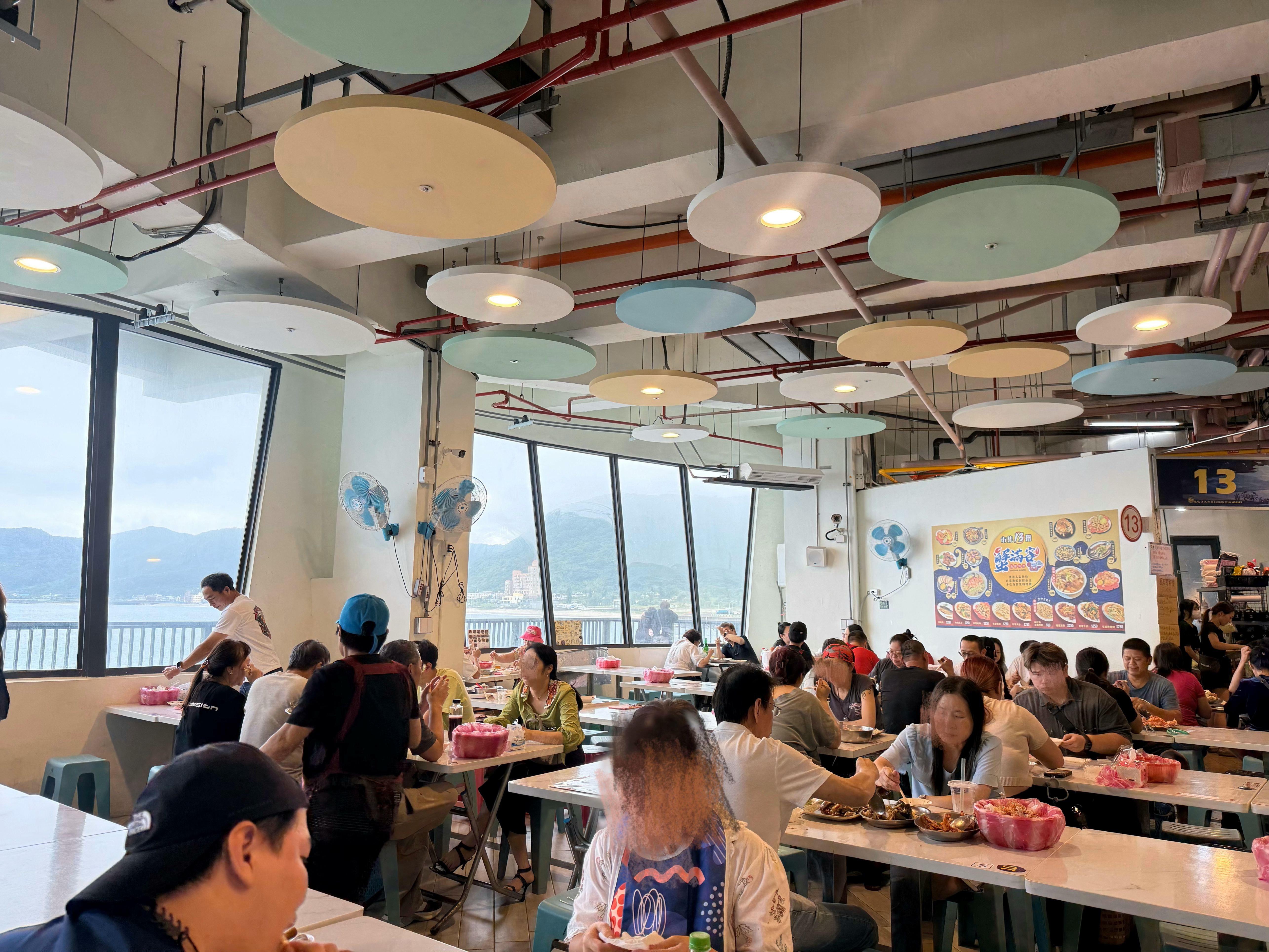 龜吼漁夫市集二樓設有面海觀景窗及戶外觀景台，滿足享美食賞美景