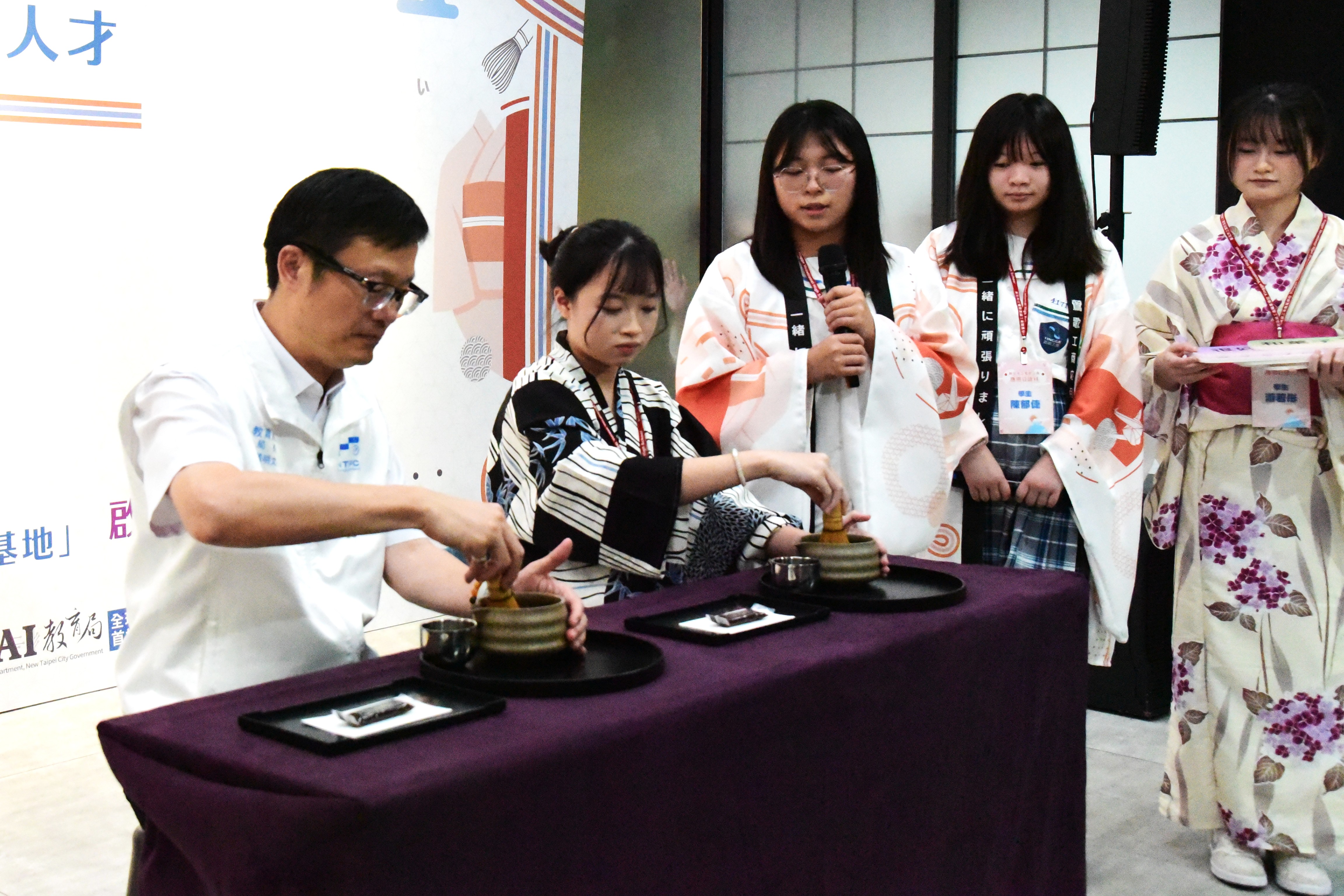 鶯歌工商應用日語科同學偕同局長共同體驗日本抹茶文化