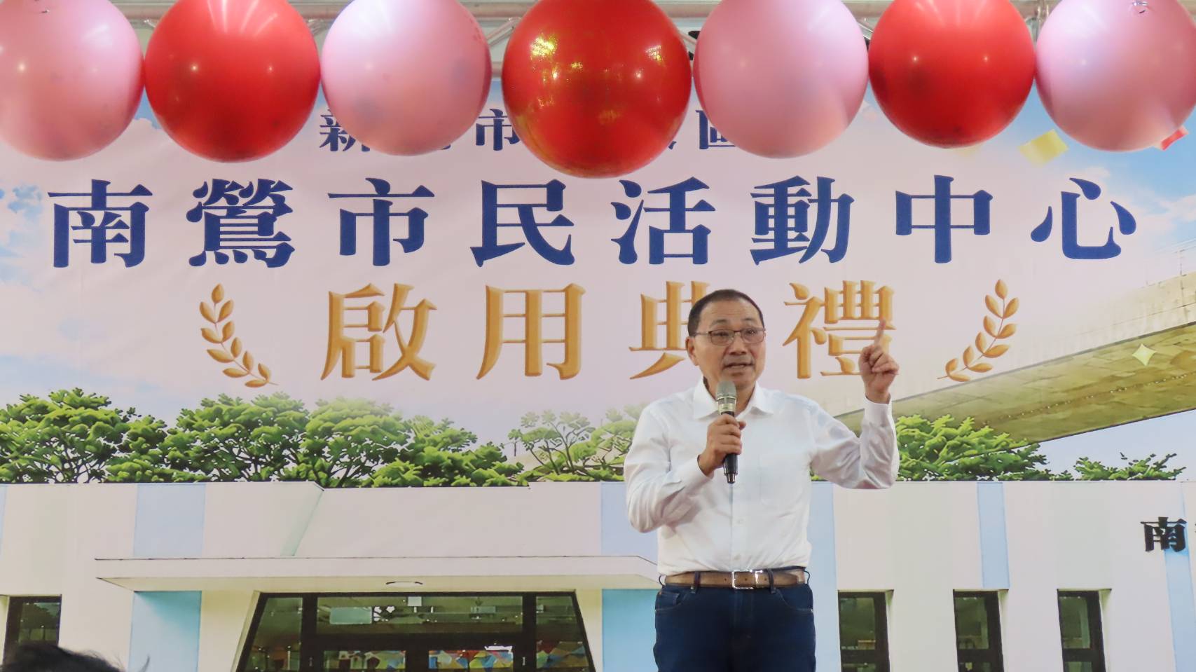 侯友宜說，上任8年內已啟用包含南鶯市民活動中心在內共32間市民活動中心，全市已達522間市民活動中心，希望里長能多辦活動，凝聚鄰里情感，也鼓勵長輩們多來這裡唱歌、跳舞，開心生活。