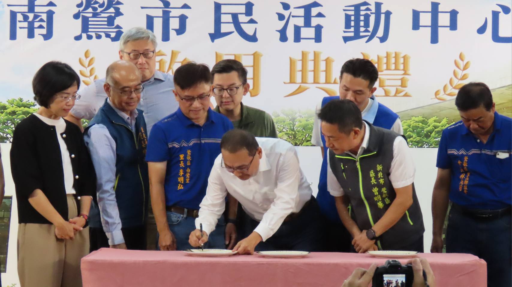 侯友宜特別在鶯歌燒啟用紀念盤簽名，永久留存南鶯市民活動中心啟用的重要里程碑。