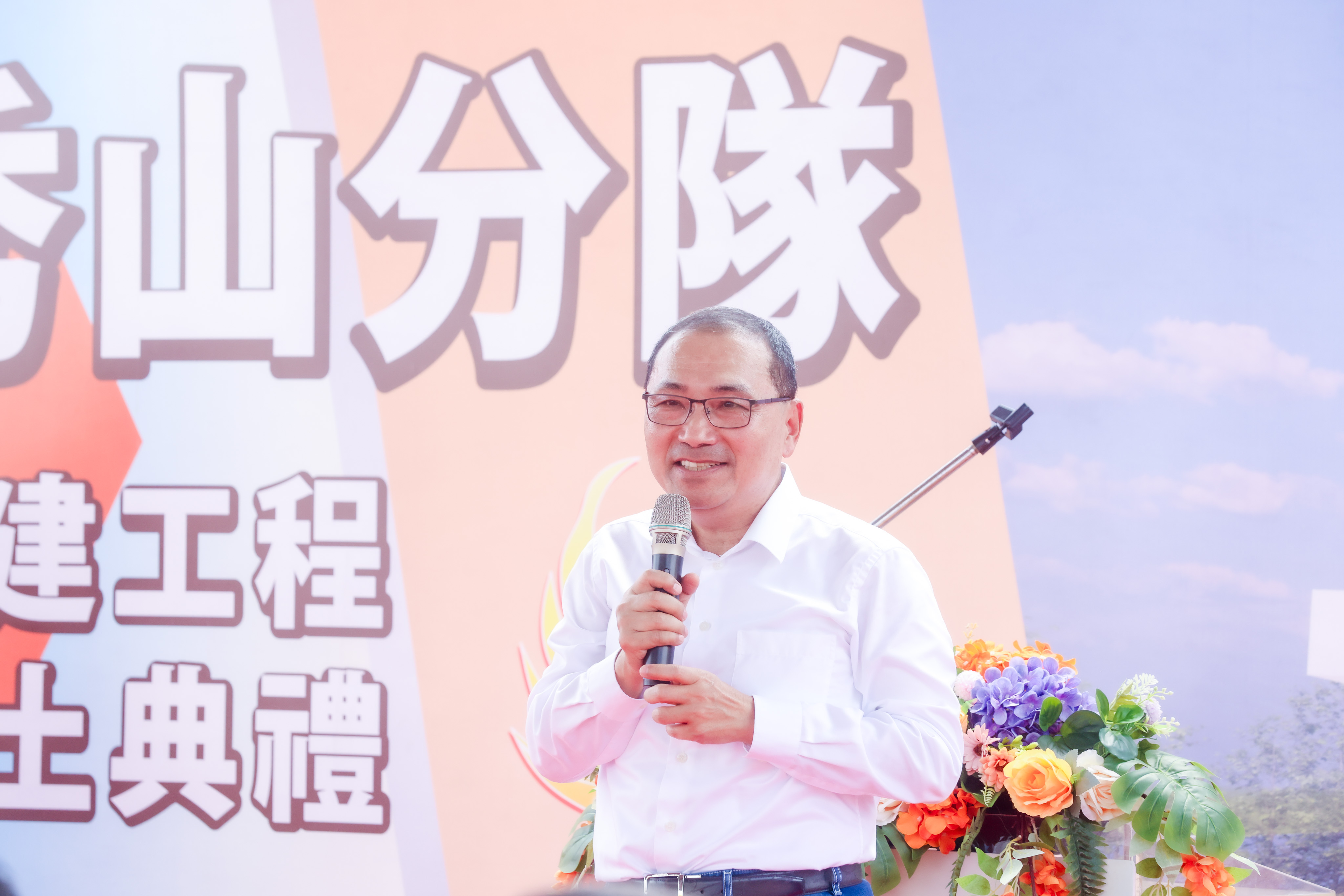 侯友宜表示，本次動土的秀山分隊透過建置「AI智能值班台」，在接獲119通報後將自動發送派遣令，即時連動廣播、車庫滑升門與備勤室照明，可提前消防人員出勤時間約20秒。