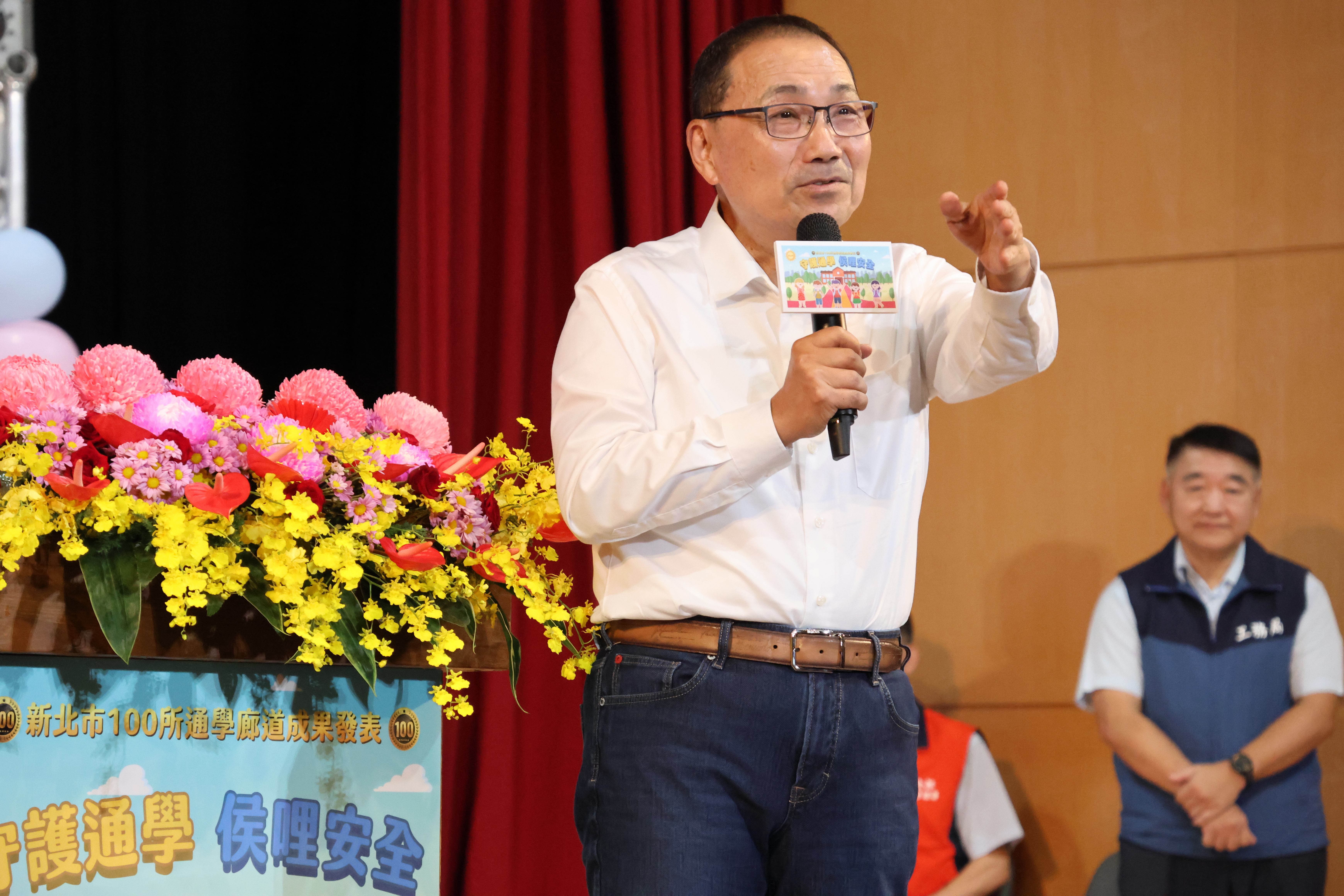 侯友宜市長致詞肯定工務局與養工處團隊努力，達成8年100校通學廊道的目標。