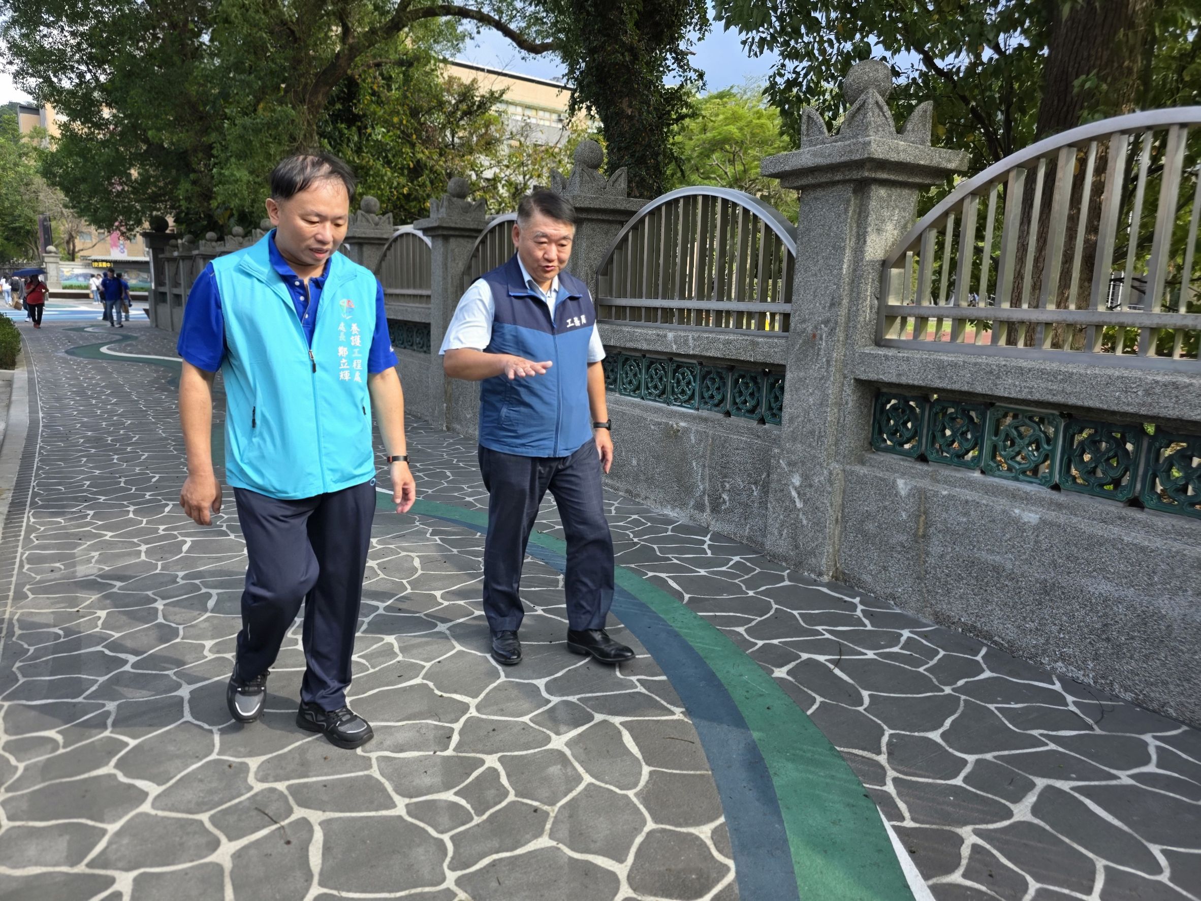 工務局長馮兆麟(右)與養工處長鄭立輝走訪體驗三溪國中通學廊道，感受寬敞友善的人行環境。