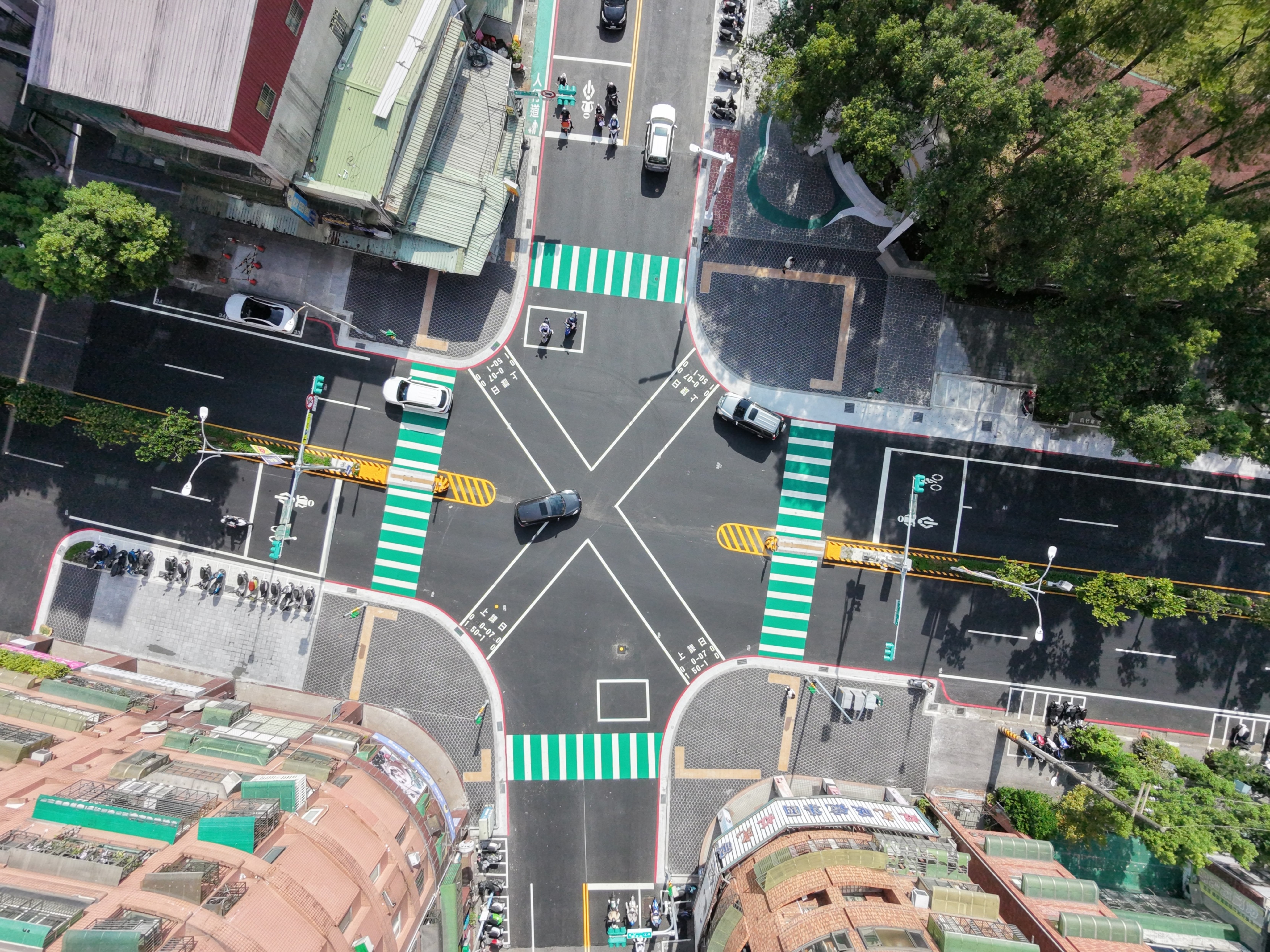 安溪國中通學廊道透過拆除陸橋、退縮行穿線擴大停等空間，建構一條孩子安心上學路。