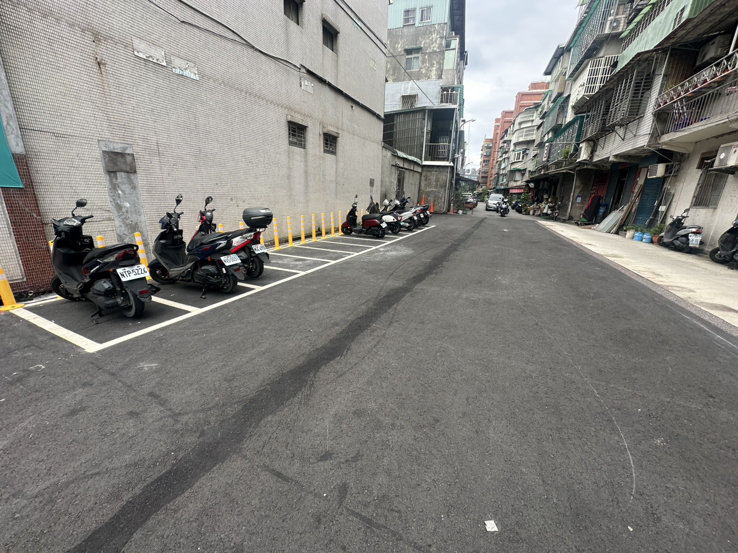 新北美樂地2.0活化土地，將新莊路649巷與649巷13弄巷道完成瓶頸打通工程，並增設機車停車位，提升通行便利及救護車向進出安全。圖為改善後。