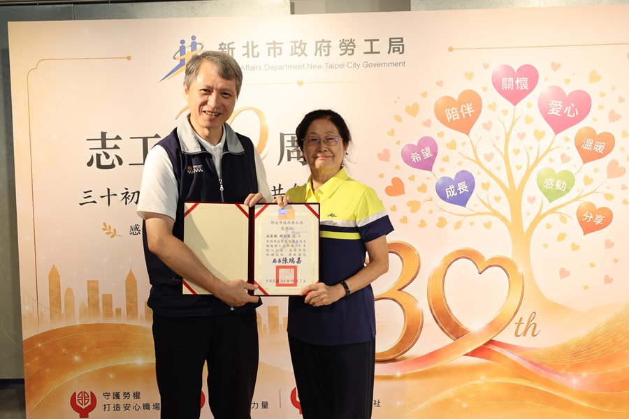 勞工局長頒發30周年感謝狀予志工(圖3)