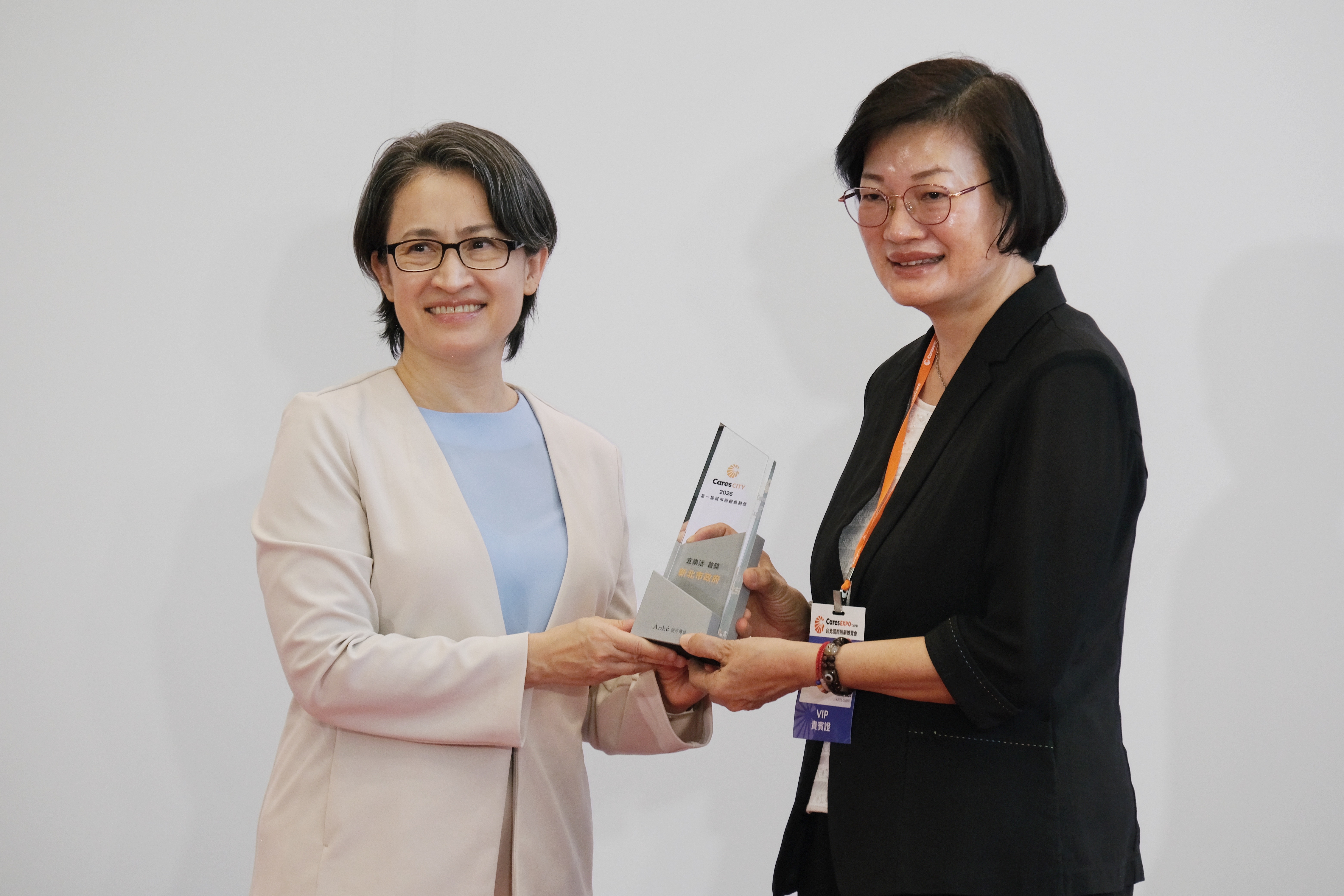 副總統蕭美琴親頒「城市照顧典範獎」宜樂活類首獎給社會局長李美珍，肯定新北市的創新作為。