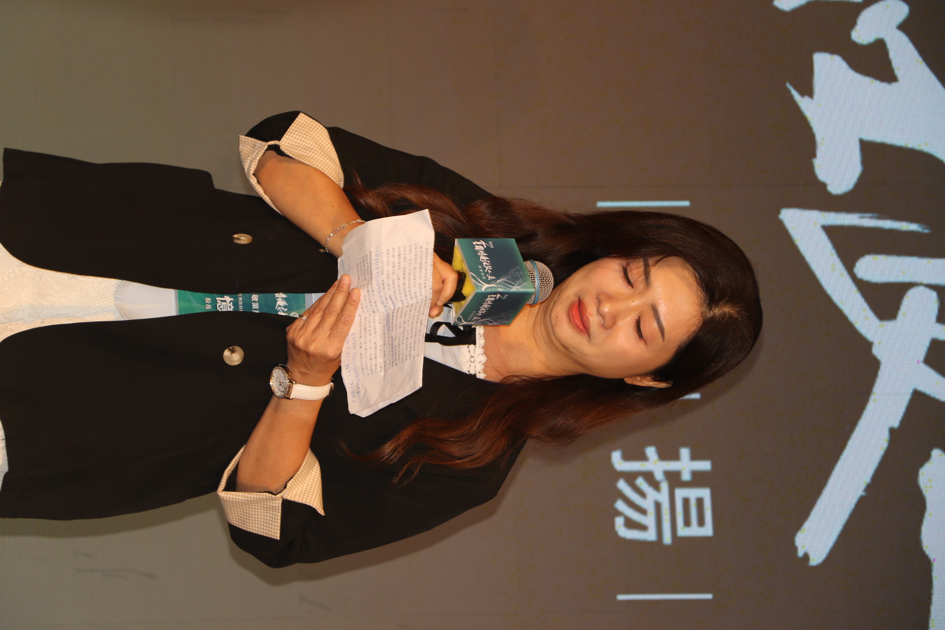  榮獲資深敬業服務獎的許憶真發表感言時想起剛往生的父親來不及參加她的受獎典禮，不禁哽咽。