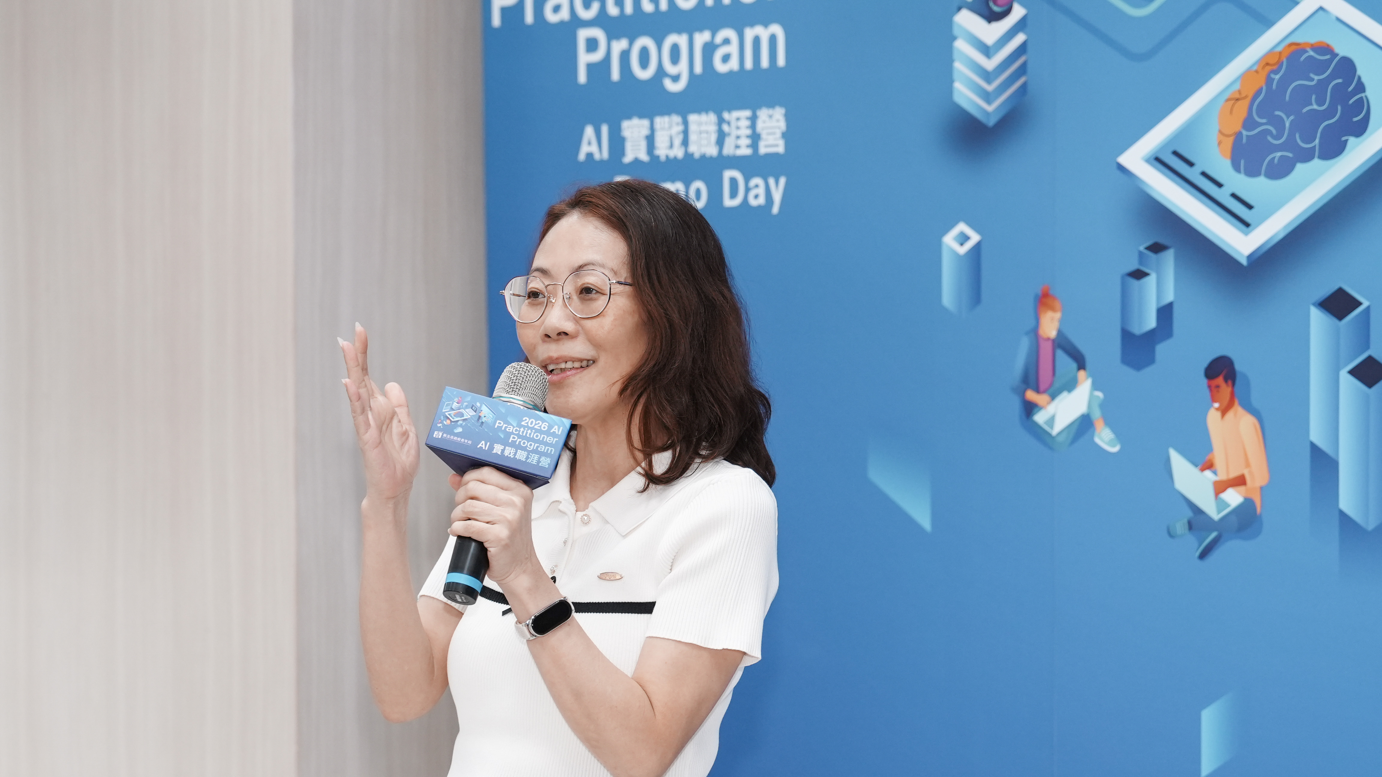 新北市青年局副局長林麗珠表示，推動「AI 實戰職涯營」，主要希望藉由完整培訓，讓不同專業背景青年都能培養 AI 應用、跨域溝通與問題解決能力，成為企業所需的即戰力。