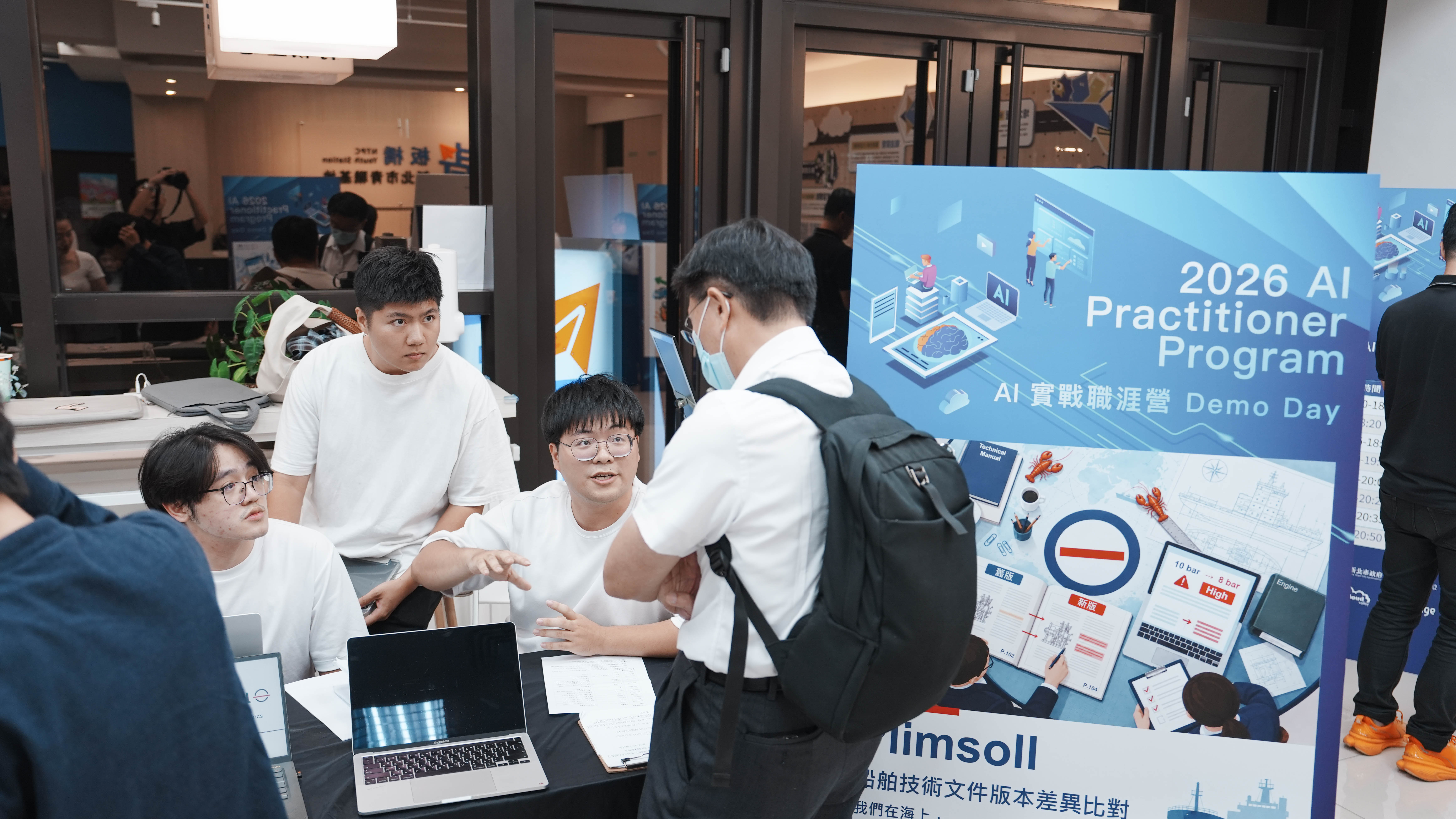 企業代表於 Booth 展示區與學員熱絡交流，深入了解各組 AI Agent 專案成果與實際應用。