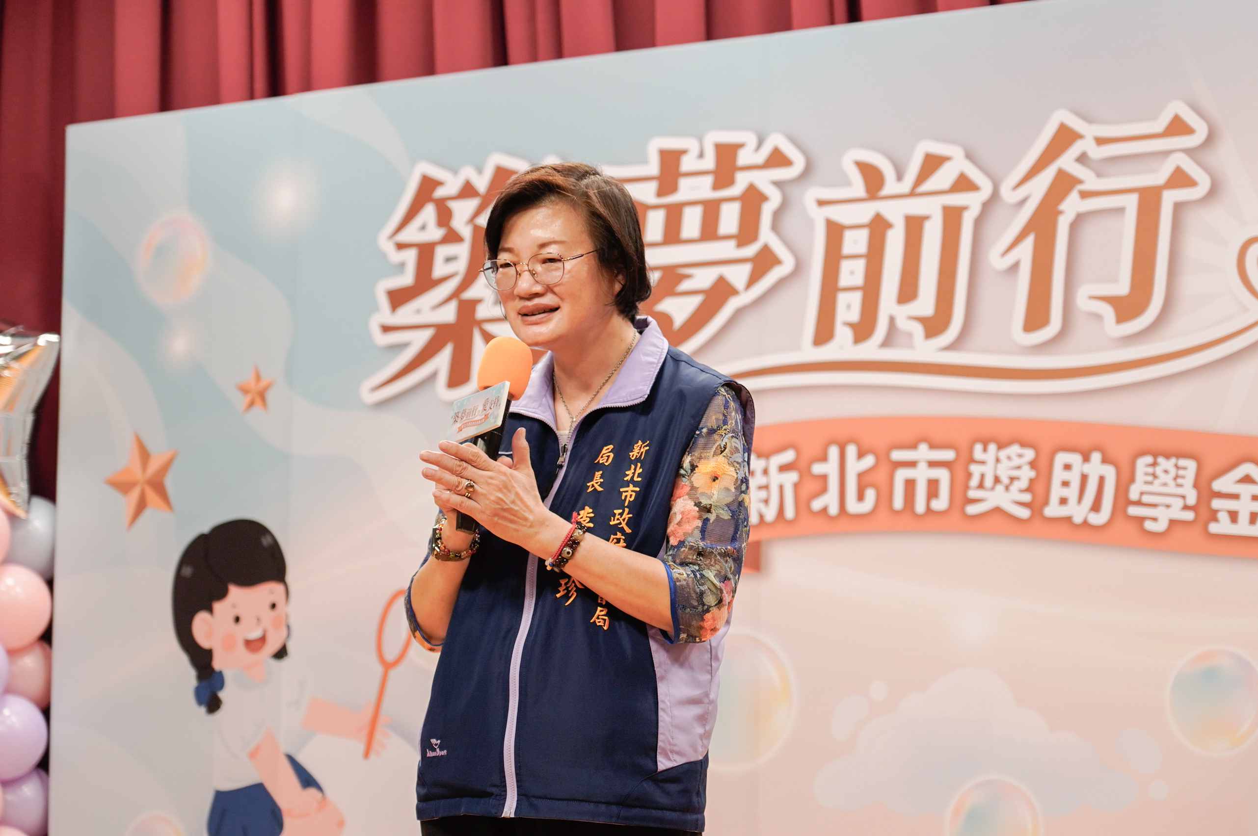 社會局長李美珍感謝不動產公會全體團隊和李棟樑先生的熱心支持，不僅減輕弱勢家庭的經濟負擔，更讓孩子能安心求學、勇敢築夢。