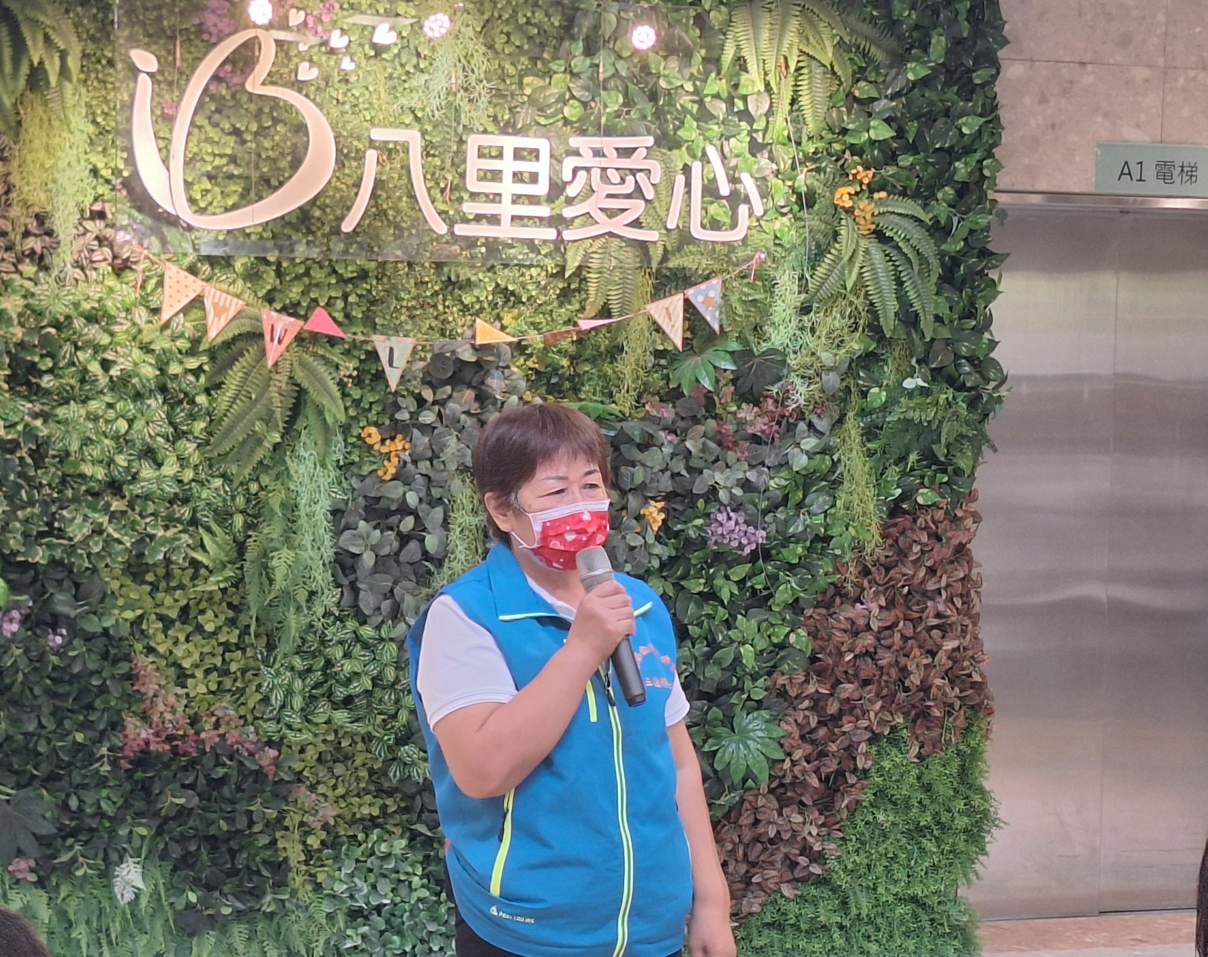 林季臻為五股靜心院的住持，也是新莊區敬老關愛長青協會前理事長，平時與善心民眾每天親自備餐、烹煮，並於中午用餐時間送餐至獨居長輩及弱勢長者，對公益關懷默默耕耘許久。