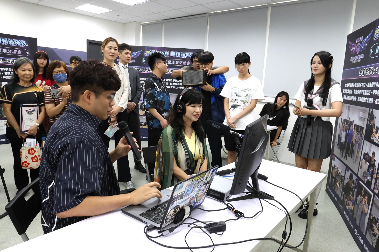 盛局長參觀學員成果展示，聆聽作品創作理念及課程學習成果，鼓勵學員將所學專業投入未來創作與職涯發展。