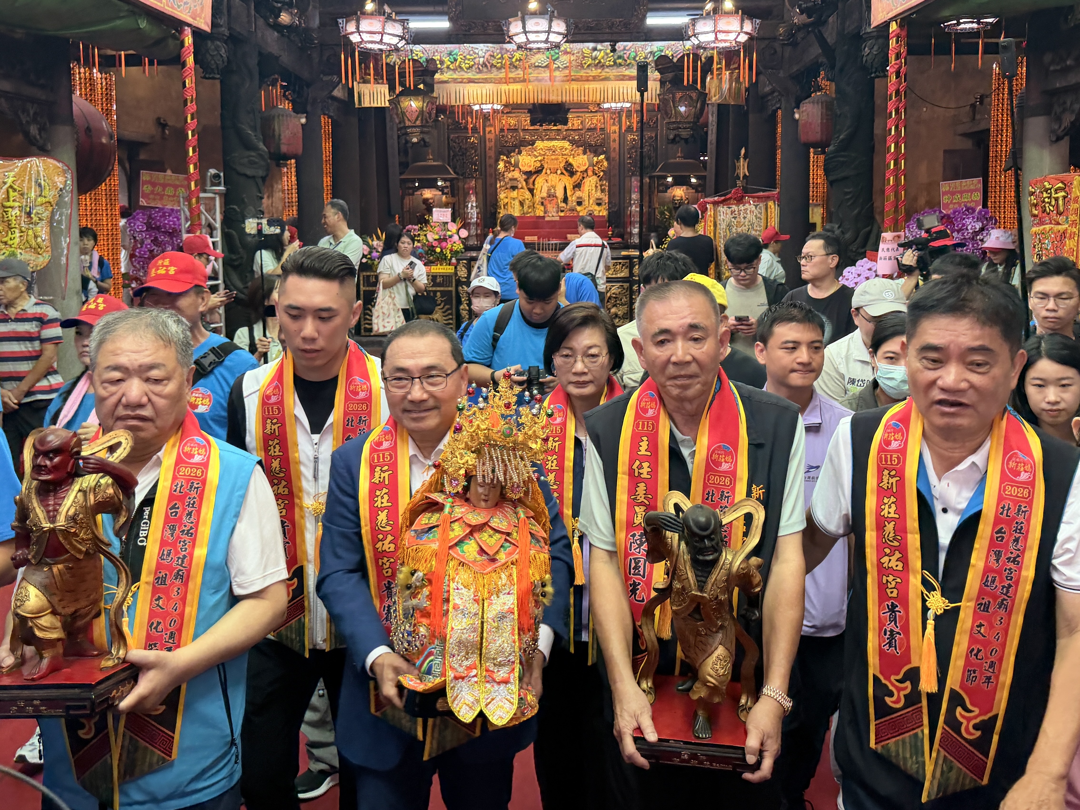  「2026北臺灣媽祖文化節」在新莊慈祐宮會香踩街起駕，侯友宜市長恭請媽祖神像起駕。