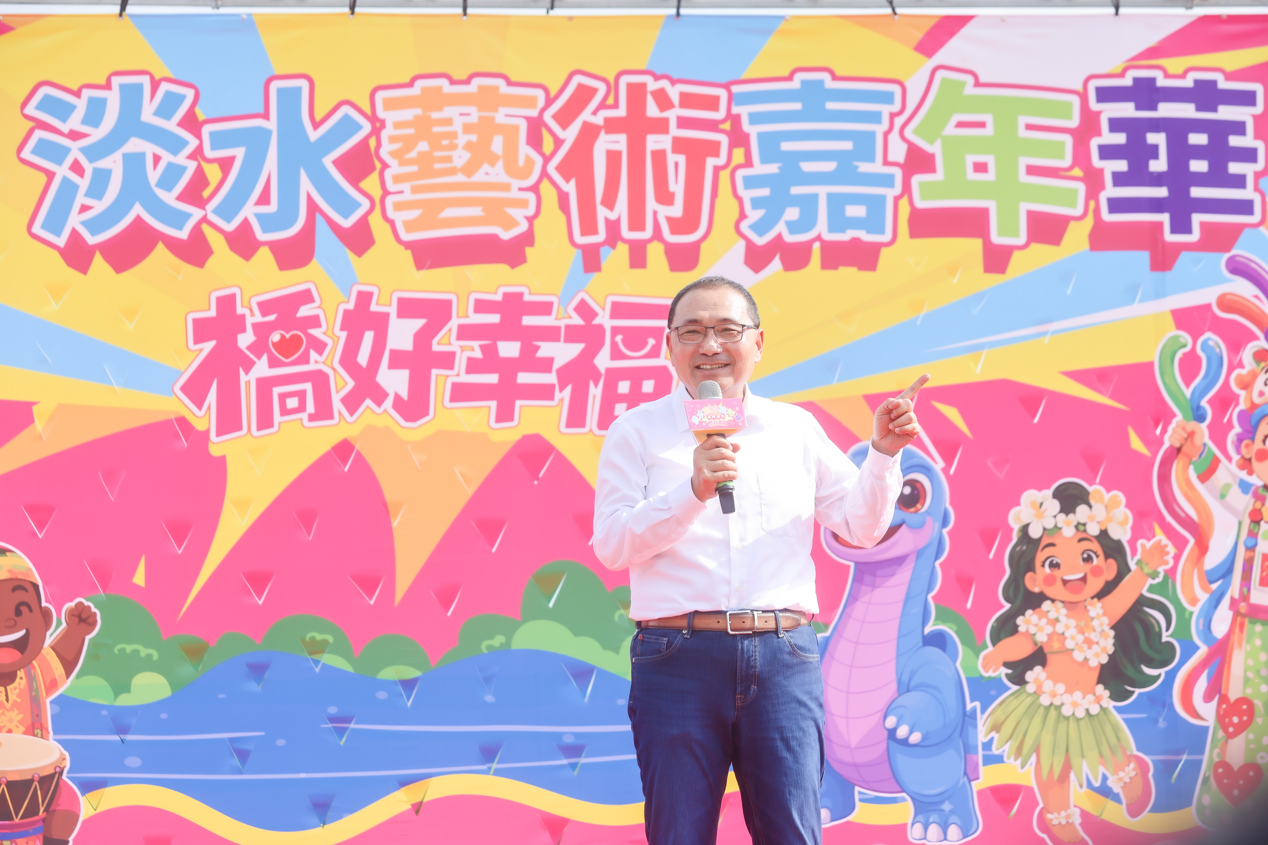侯友宜表示，今年淡水藝術嘉年華以色彩作為主軸，運用海洋「藍」、夕陽「橘」、蜜桃「粉」及水筆仔「綠」，分別象徵希望、活力、快樂與自然，透過豐富的藝術展演與活動，帶給民眾精彩的視覺饗宴。