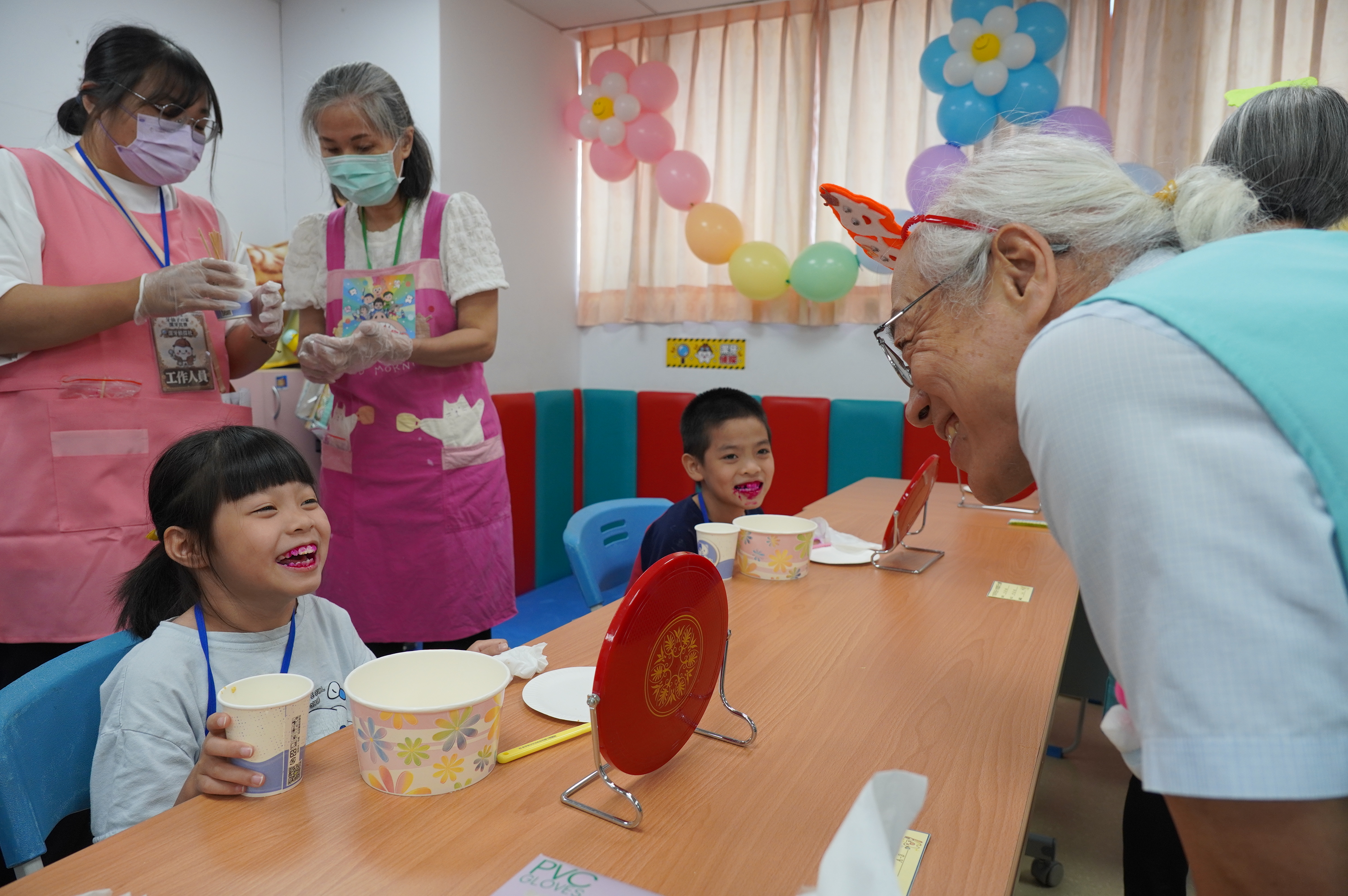 黃淳豐醫師親自為每位參賽孩子檢查刷牙是否完成。