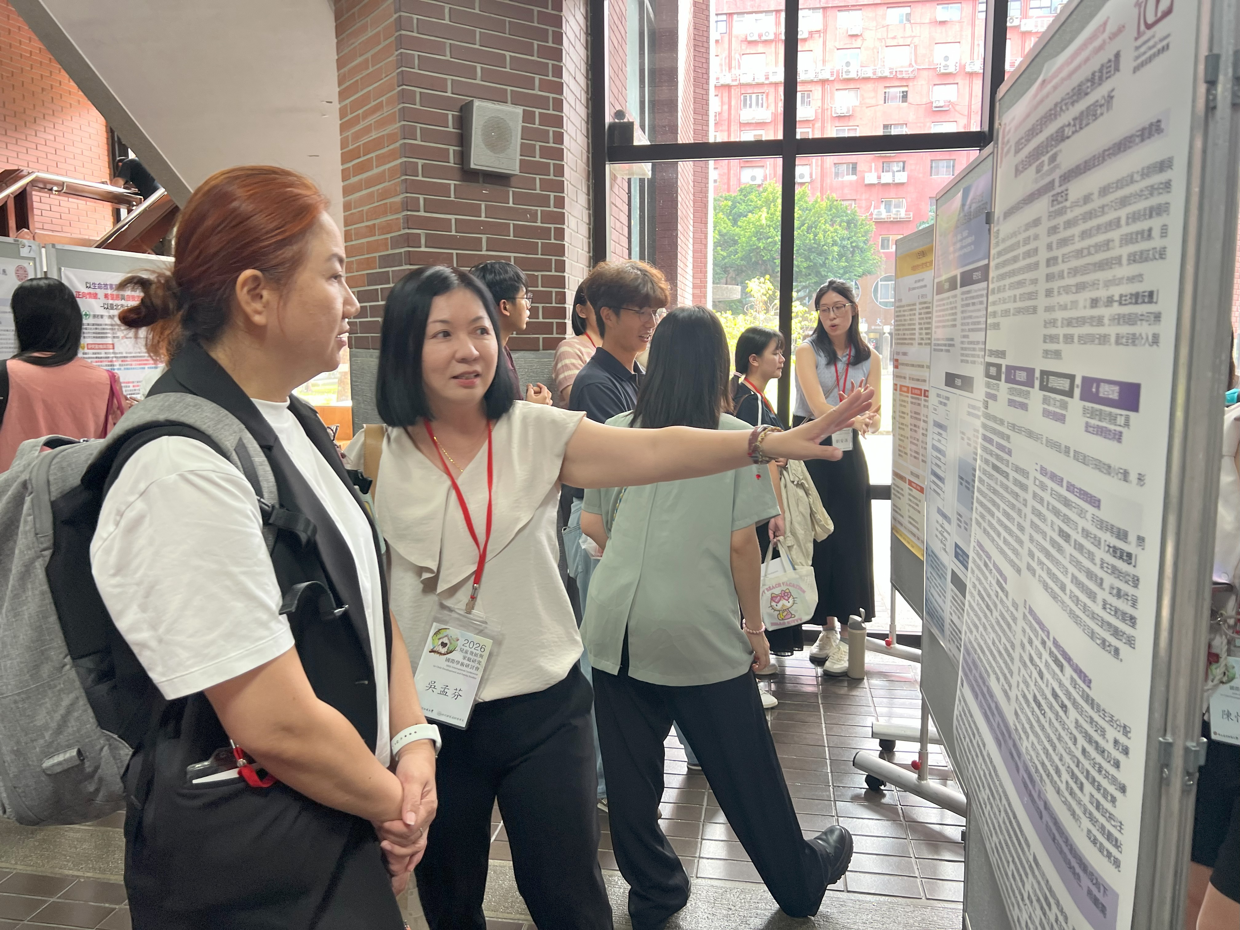 教練現場分享海報內容，促進專業交流