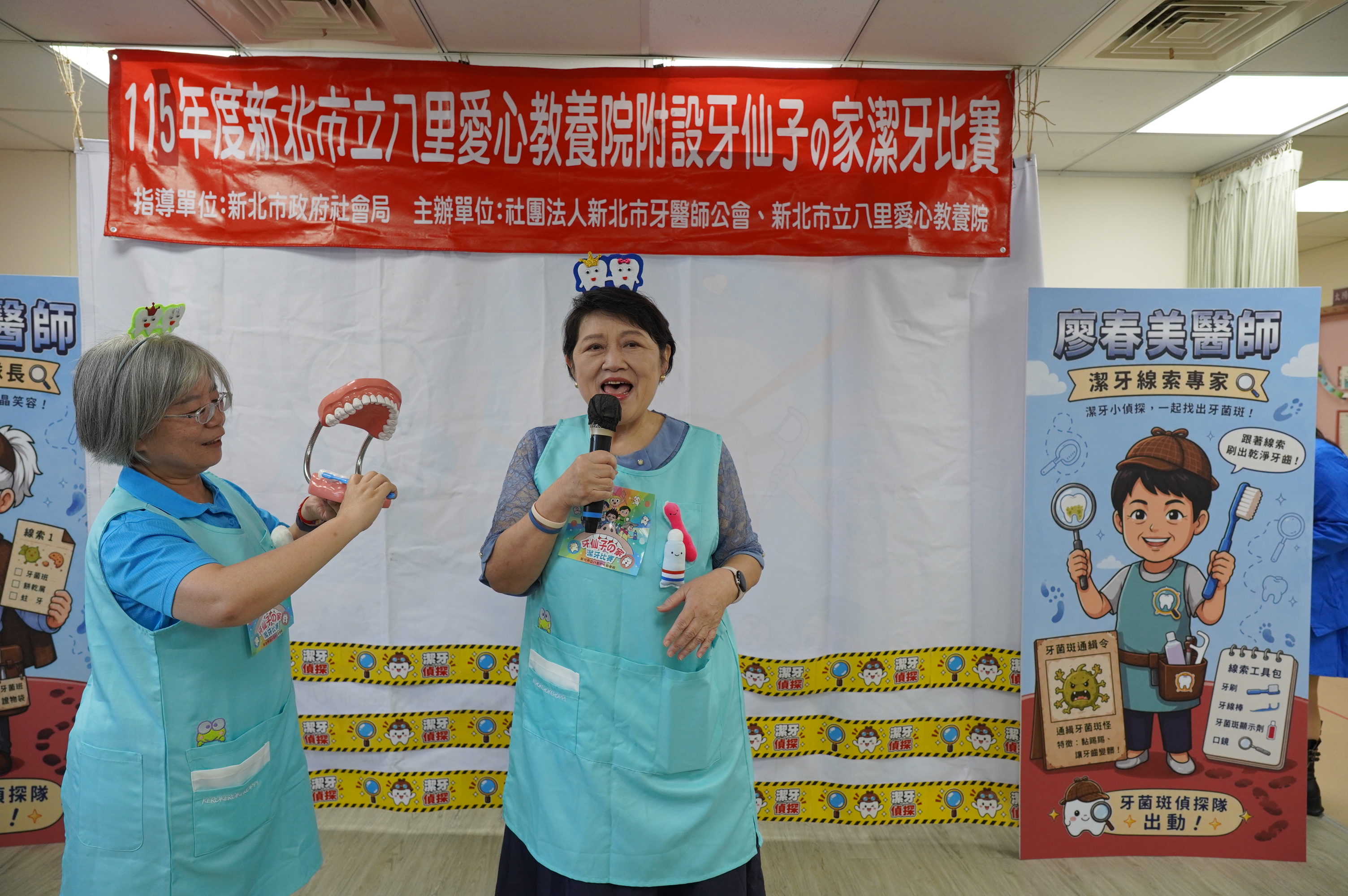 廖春美醫師在比賽開始前，再次說明潔牙秘訣。