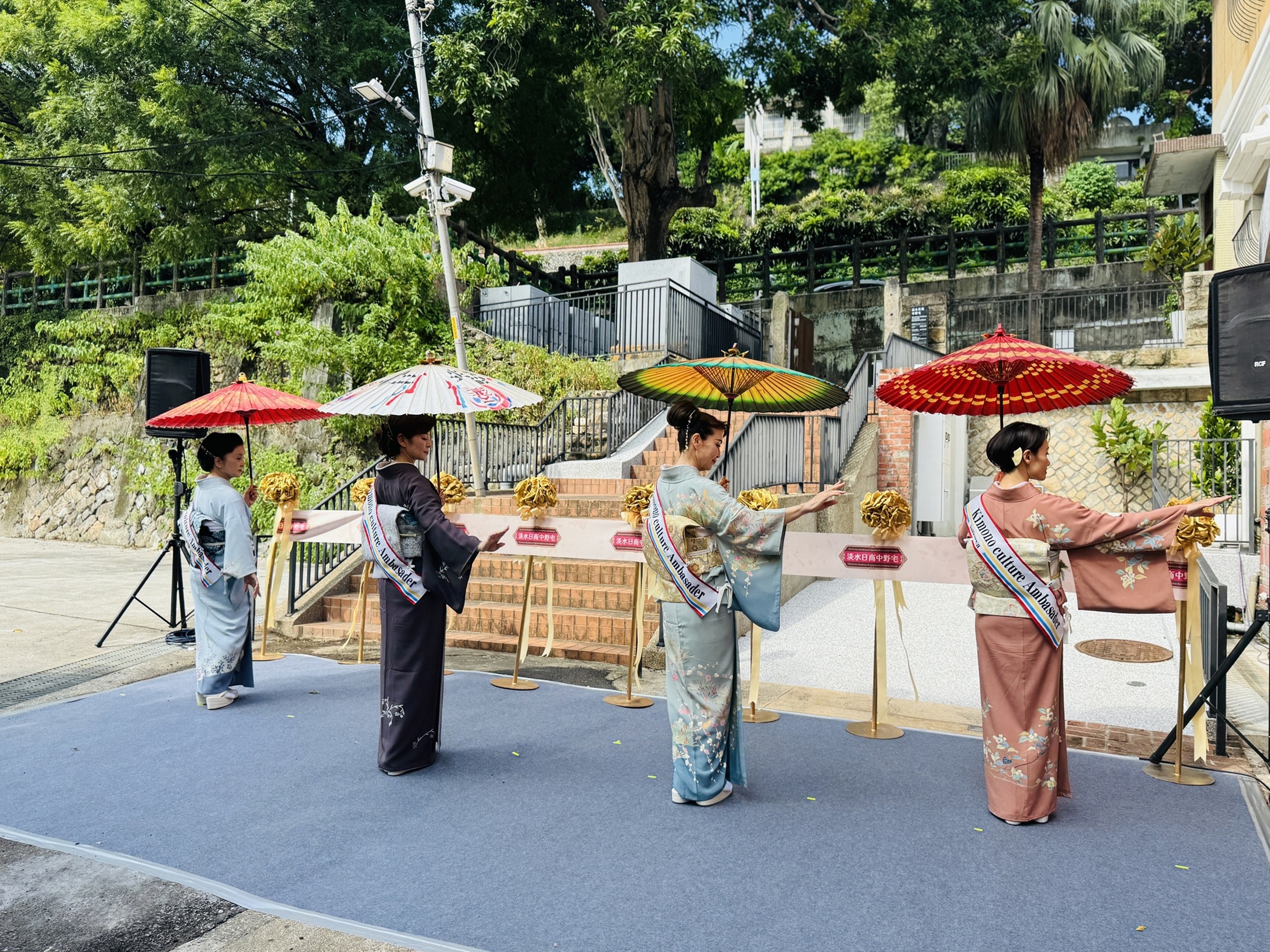 日本石川和服文化大使特別前來祝賀「淡水日商中野宅」開幕，並以金澤和傘的展演感謝臺灣捐款的善心。