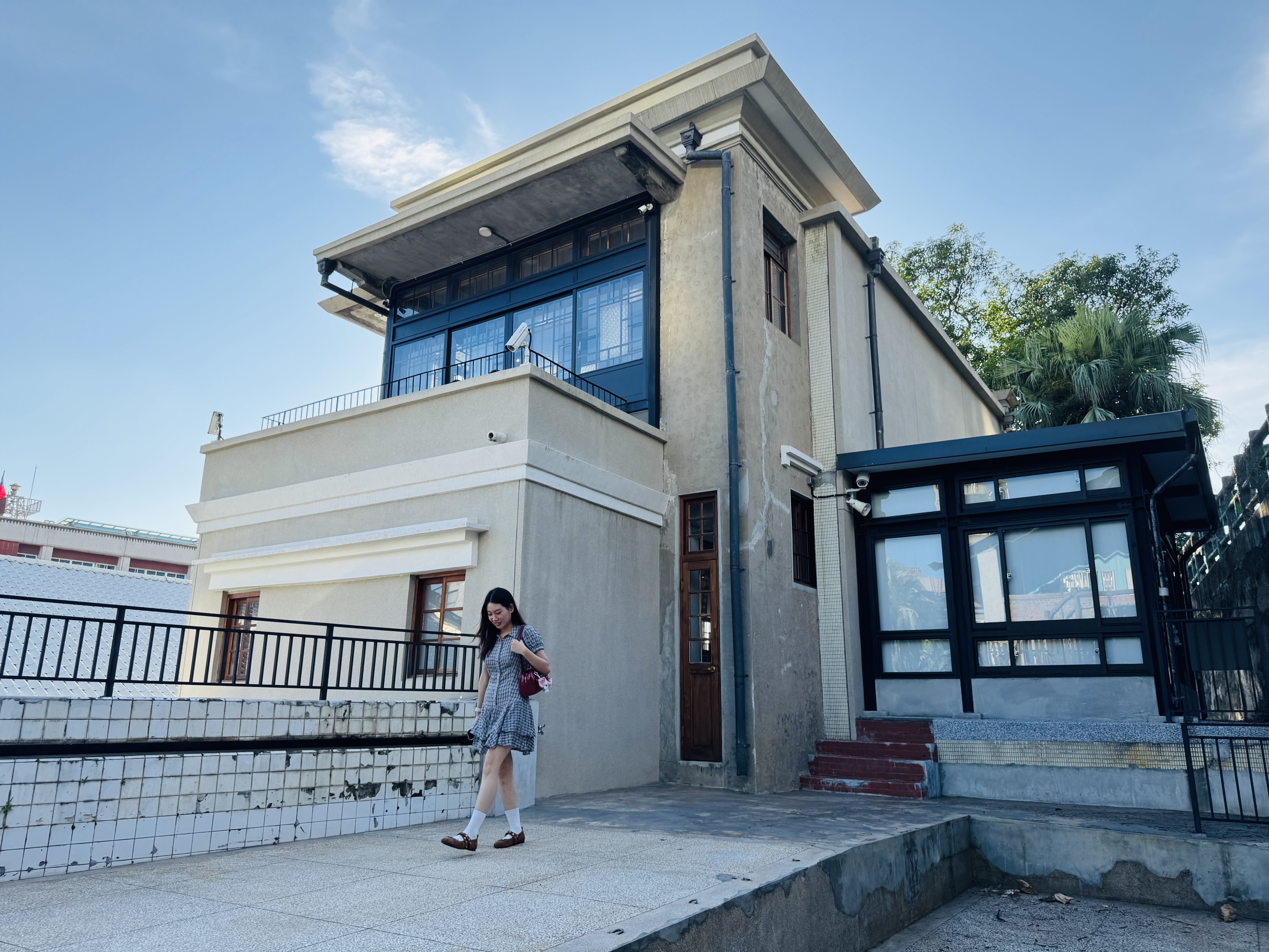 新北市定古蹟「淡水日商中野宅」二戰後增建的私人游泳池「澹寧園」，曾經開放付費使用，依稀可見深水區的泳道標示。